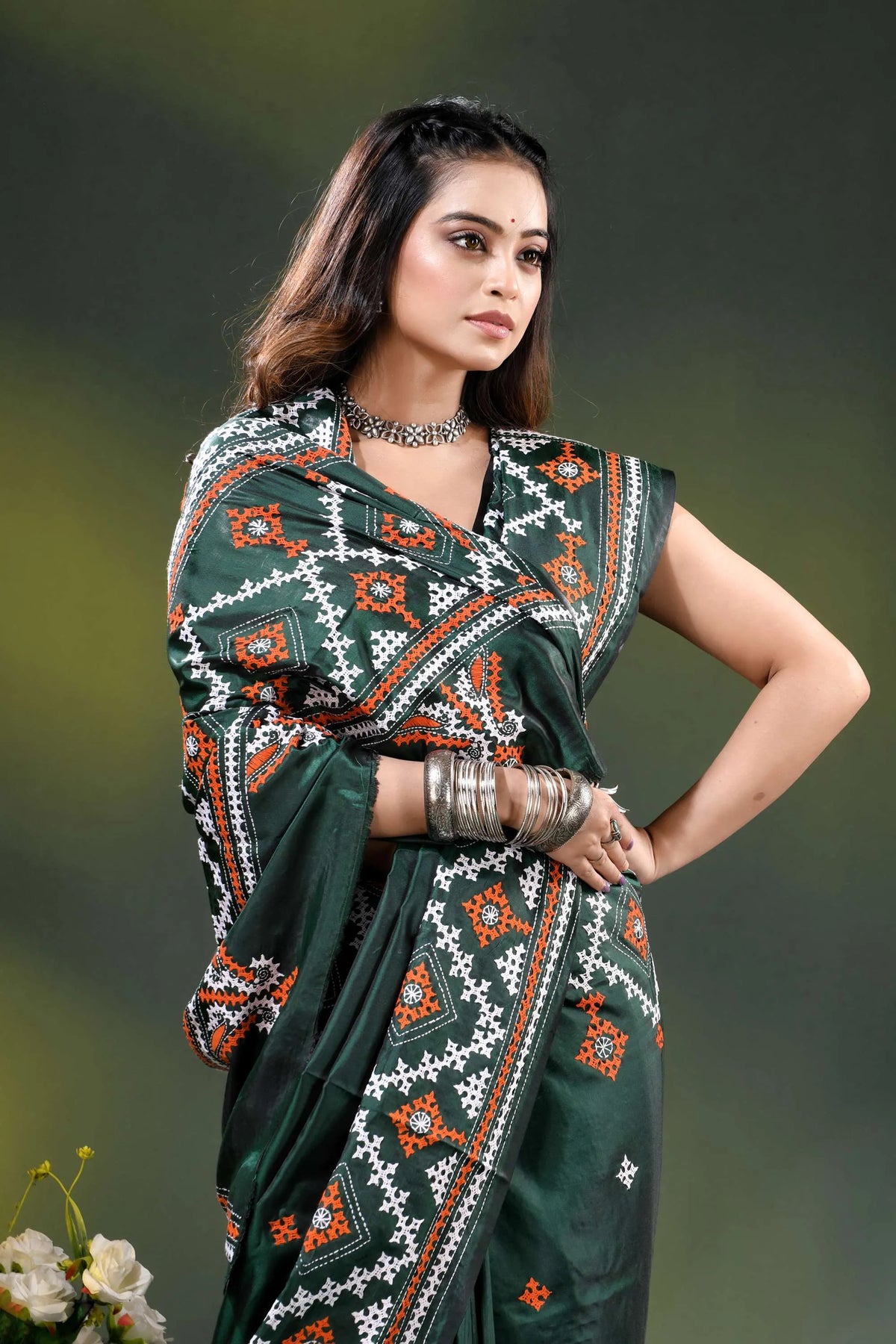 Jungle green silk gujrati stitch saree with geometric ethnic motif 2