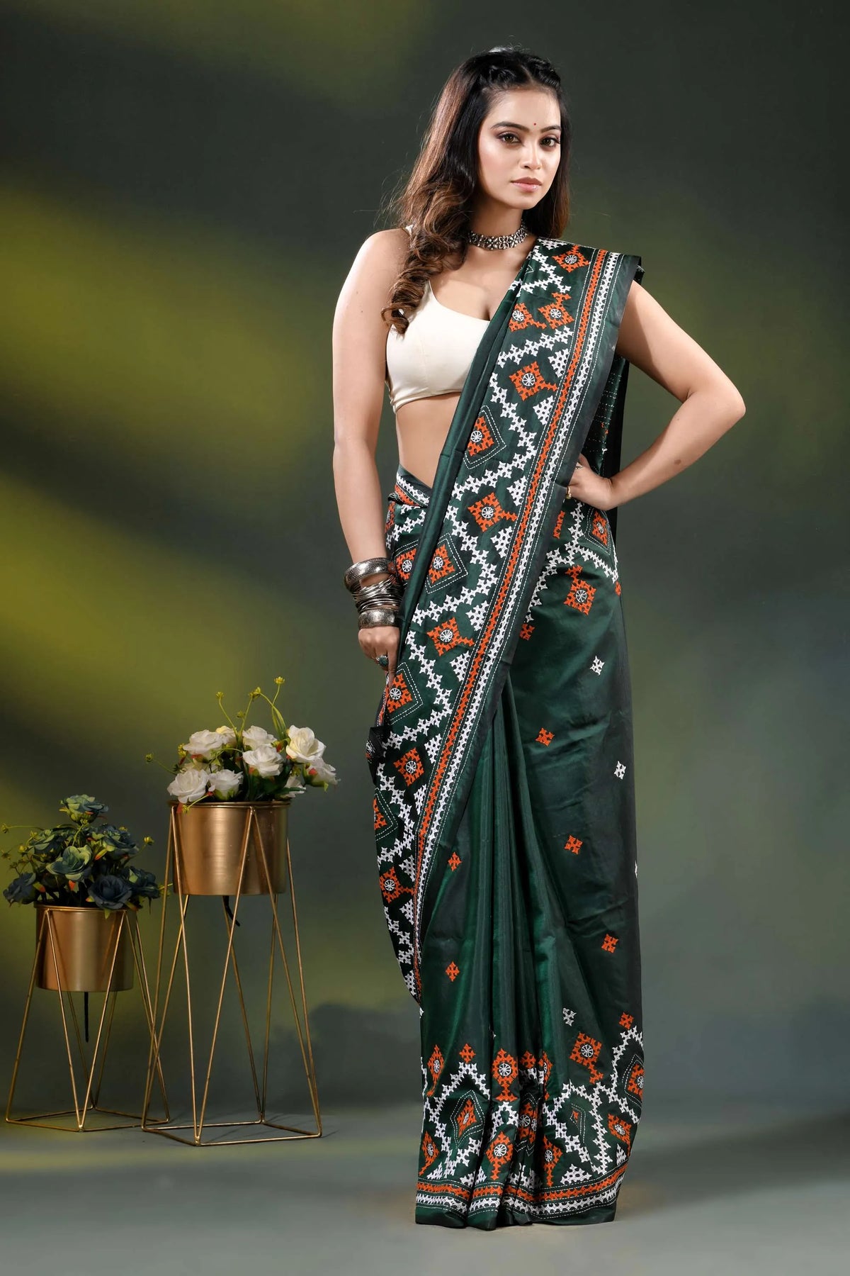 Jungle green silk gujrati stitch saree with geometric ethnic motif 4