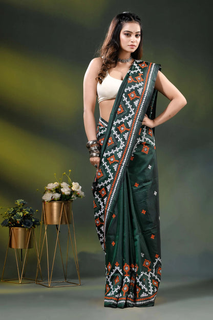 Jungle green silk gujrati stitch saree with geometric ethnic motif 4