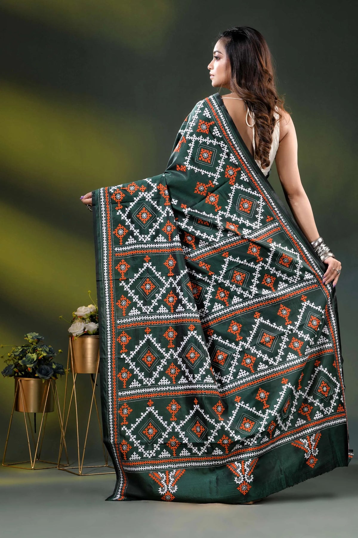 Jungle green silk gujrati stitch saree with geometric ethnic motif 5