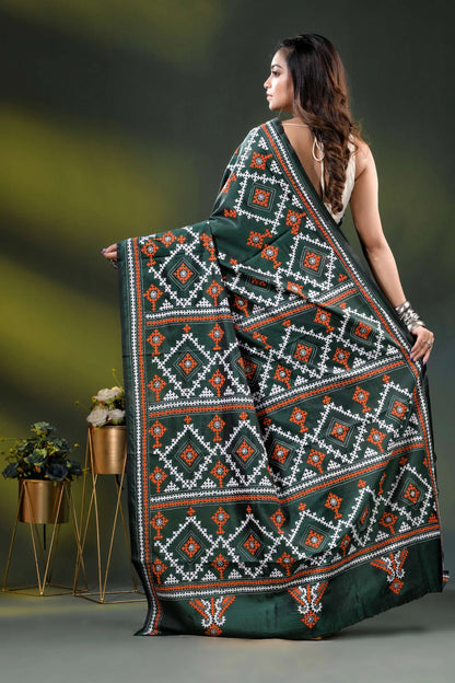 Jungle green silk gujrati stitch saree with geometric ethnic motif 5