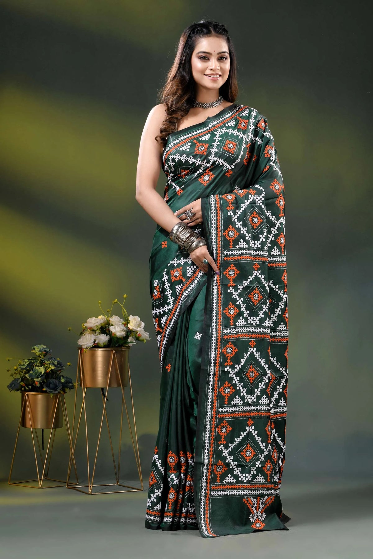Jungle green silk gujrati stitch saree with geometric ethnic motif 6