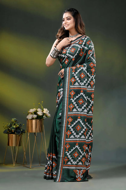 Jungle green silk gujrati stitch saree with geometric ethnic motif 3
