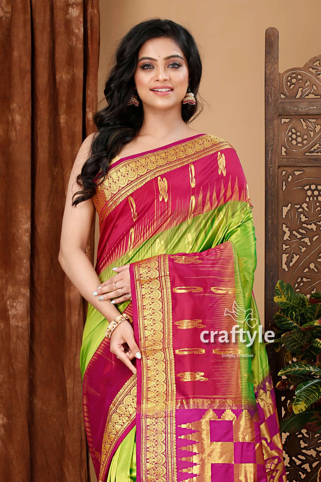 Kelly green and dark magenta kanjivaram silk saree elegant green magenta saree golden 2