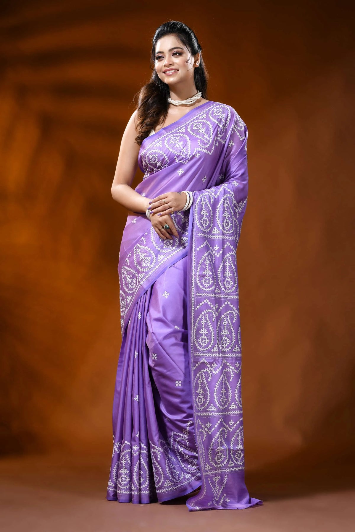 Lavender silk gujrati stitch saree with white paisley design 6