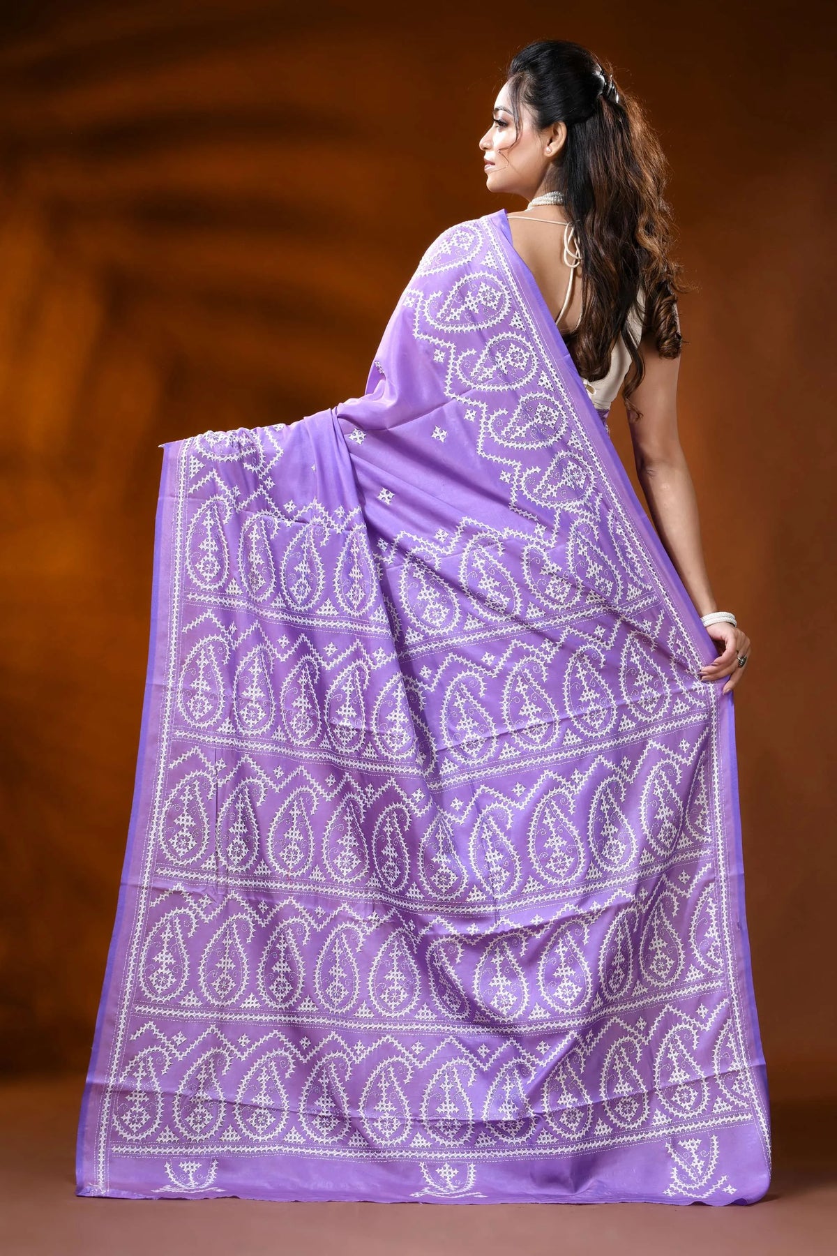 Lavender silk gujrati stitch saree with white paisley design 5