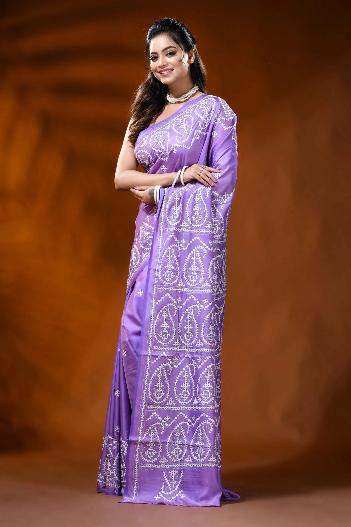 Lavender silk gujrati stitch saree with white paisley design 3
