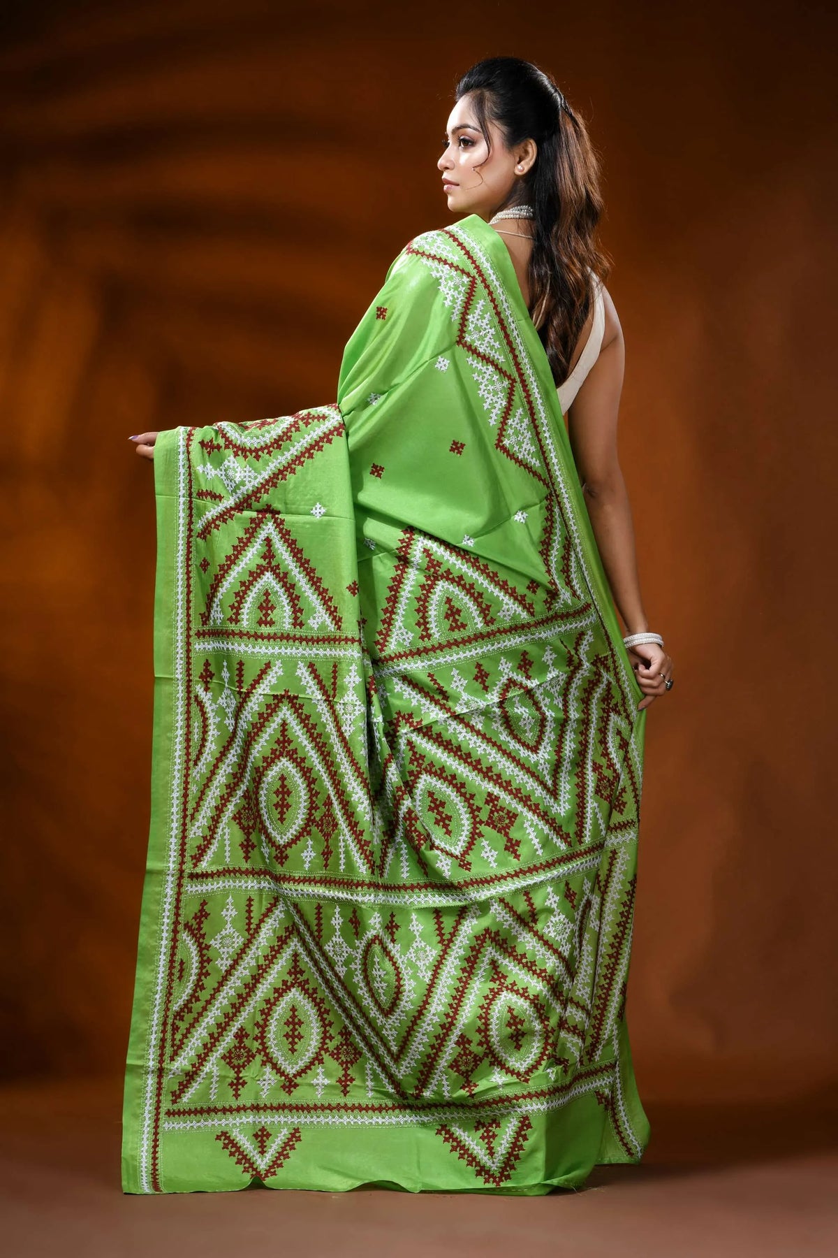 Leaf green gujarati stitch saree with maroon geometric silk design 5