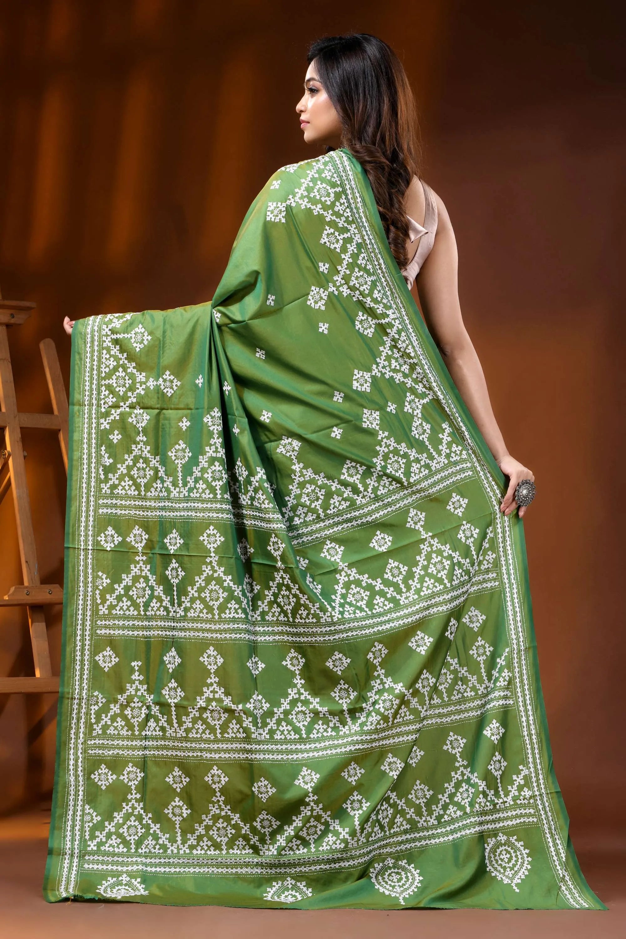 Leaf green hand embroidered silk gujarati stitch saree in ethnic motif 5