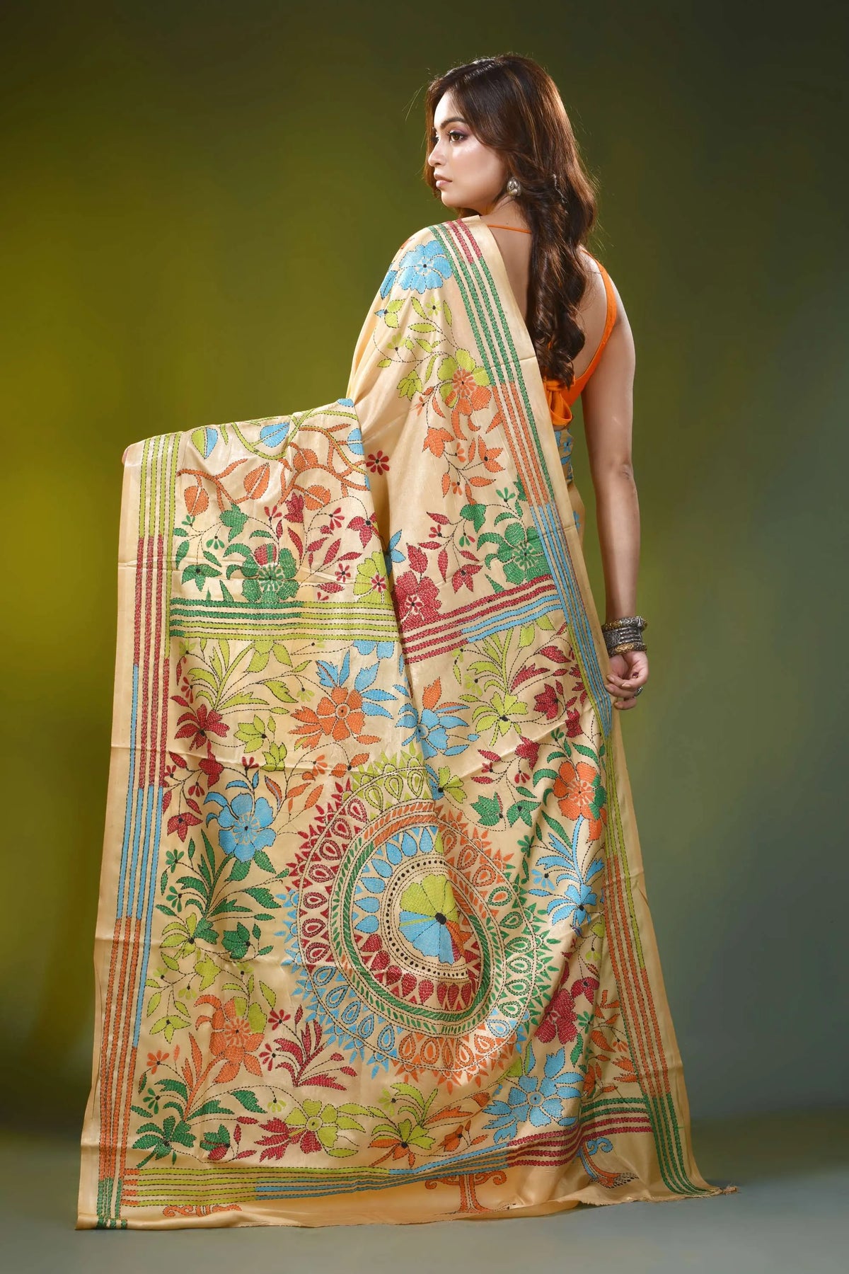 Light beige handcrafted kantha silk saree - floral mandala design 5