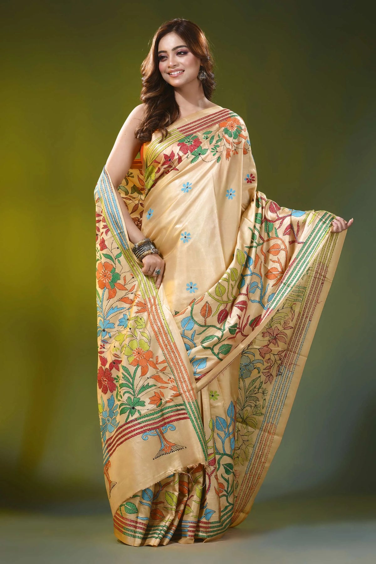 Light beige handcrafted kantha silk saree - floral mandala design 4