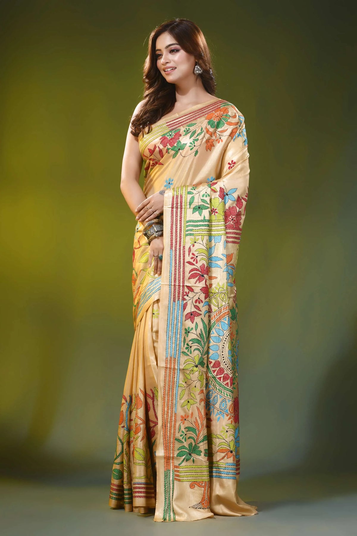 Light beige handcrafted kantha silk saree - floral mandala design 3