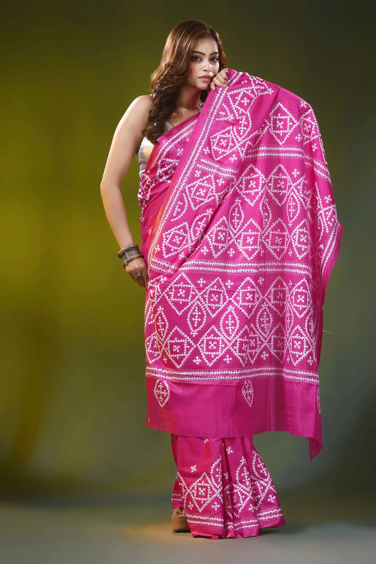 Magenta pink geometric motif handcrafted silk kutch work saree 4