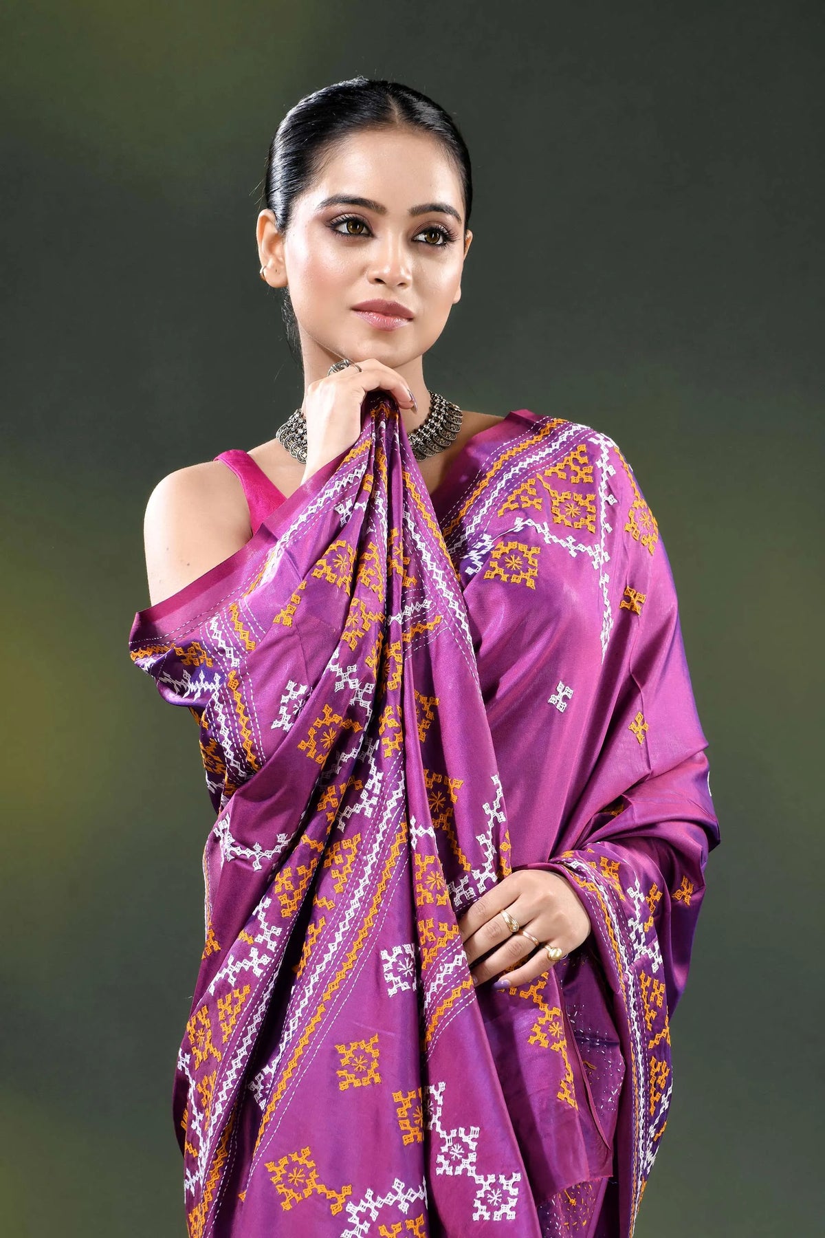 Magenta silk gujarati stitch saree with hand embroidered ethnic work 2