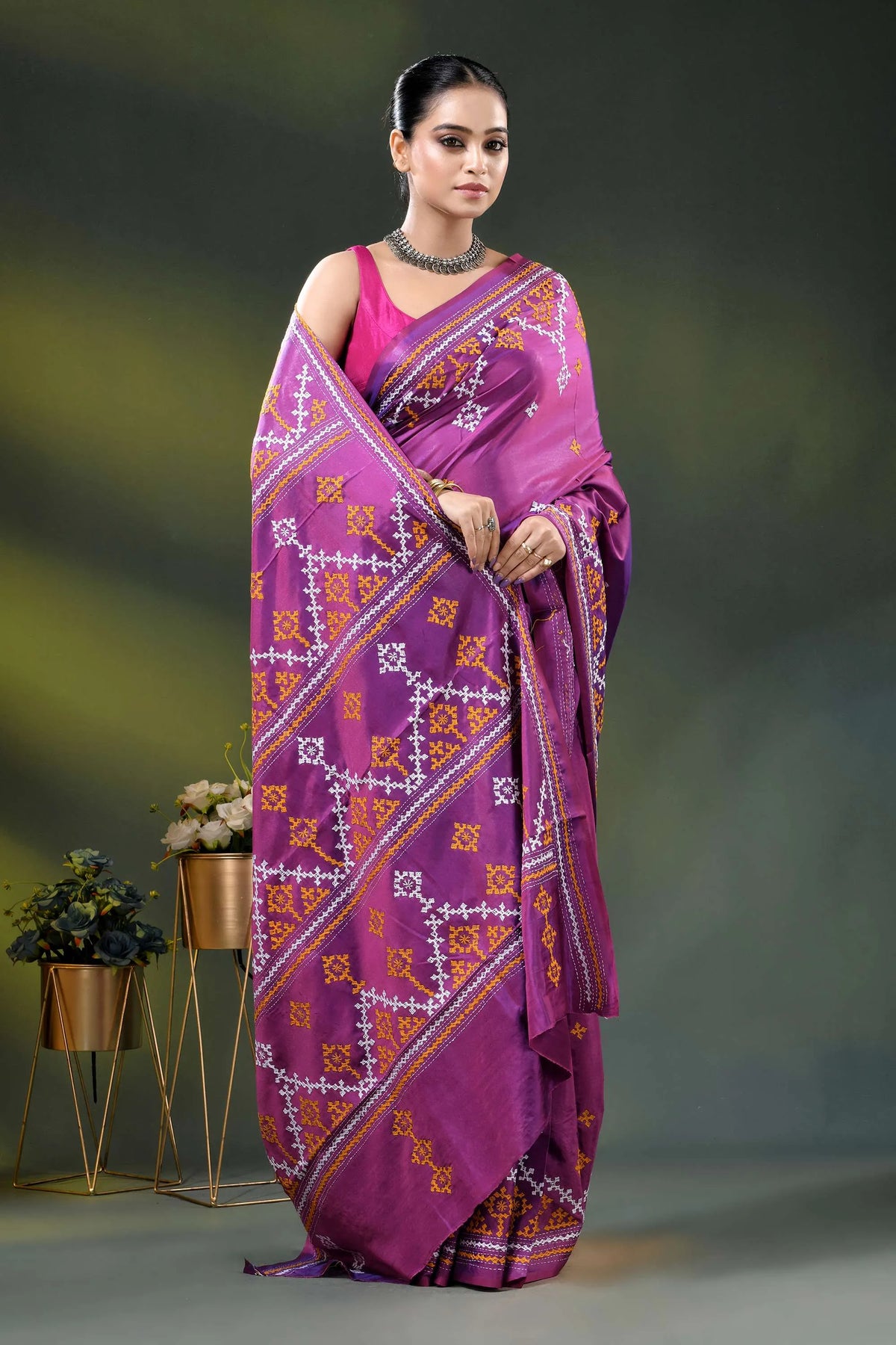 Magenta silk gujarati stitch saree with hand embroidered ethnic work 4