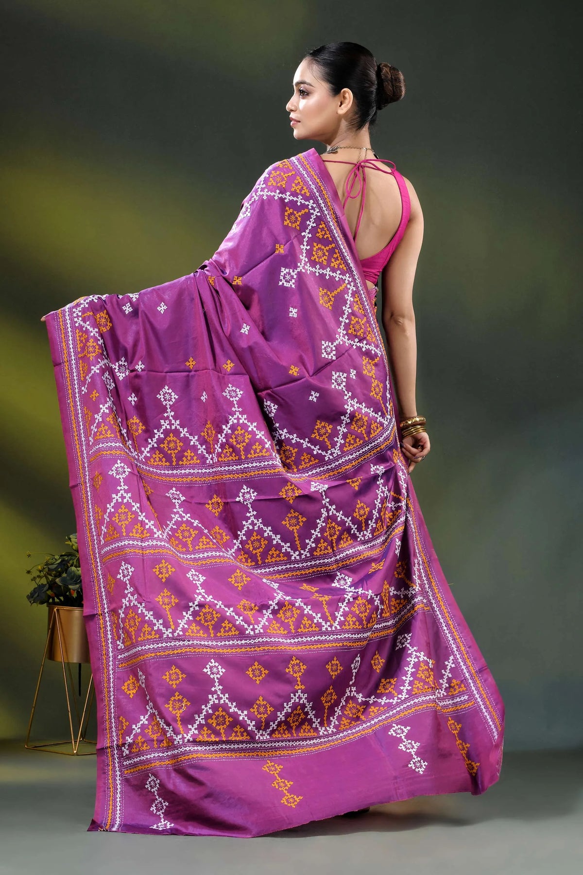 Magenta silk gujarati stitch saree with hand embroidered ethnic work 5