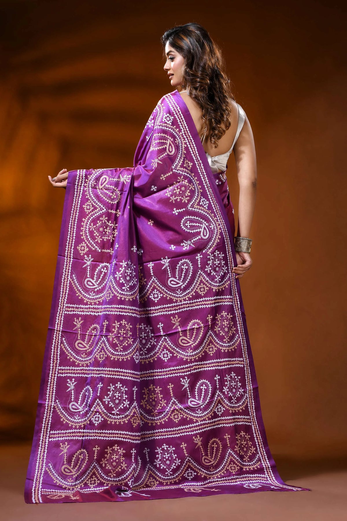 Magenta silk gujarati stitch saree with handcrafted paisley design 5