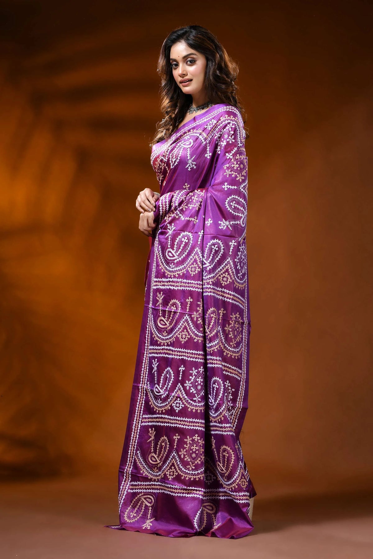 Magenta silk gujarati stitch saree with handcrafted paisley design 3