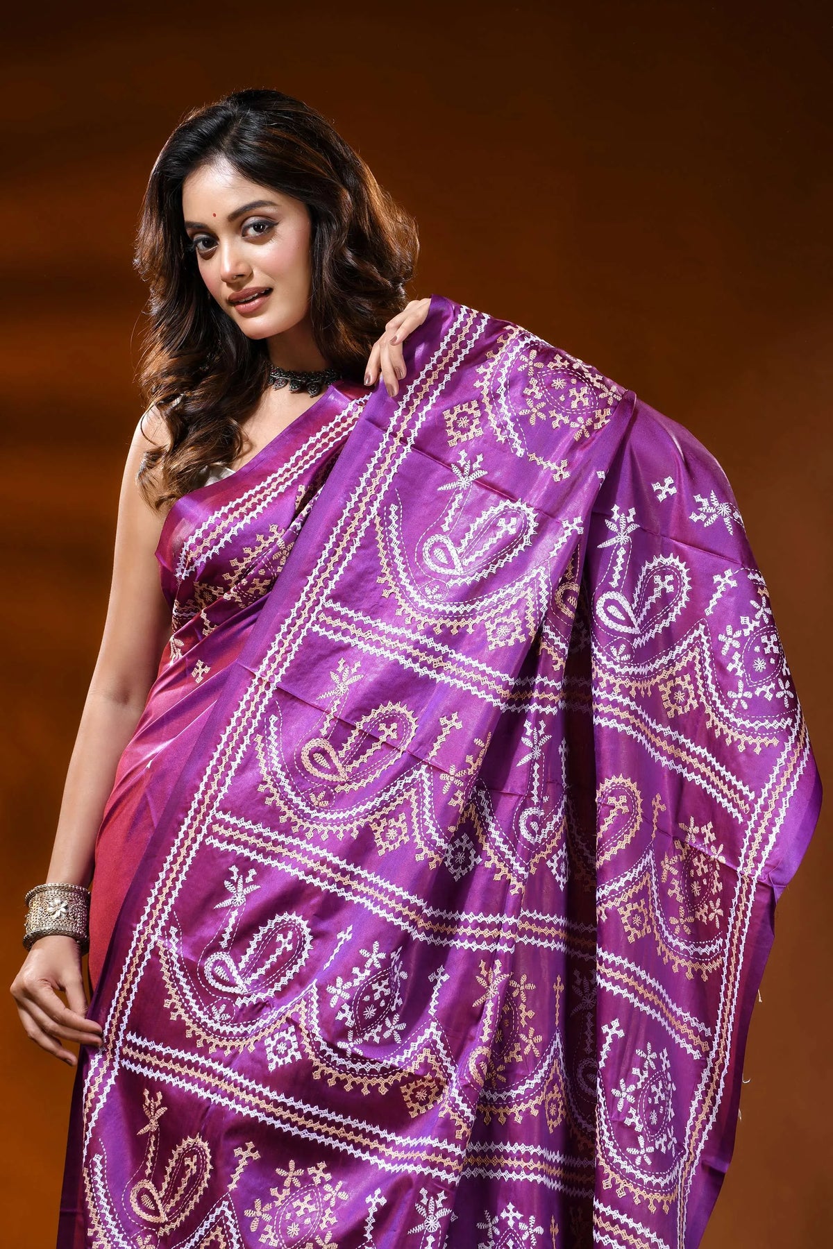 Magenta silk gujarati stitch saree with handcrafted paisley design 2