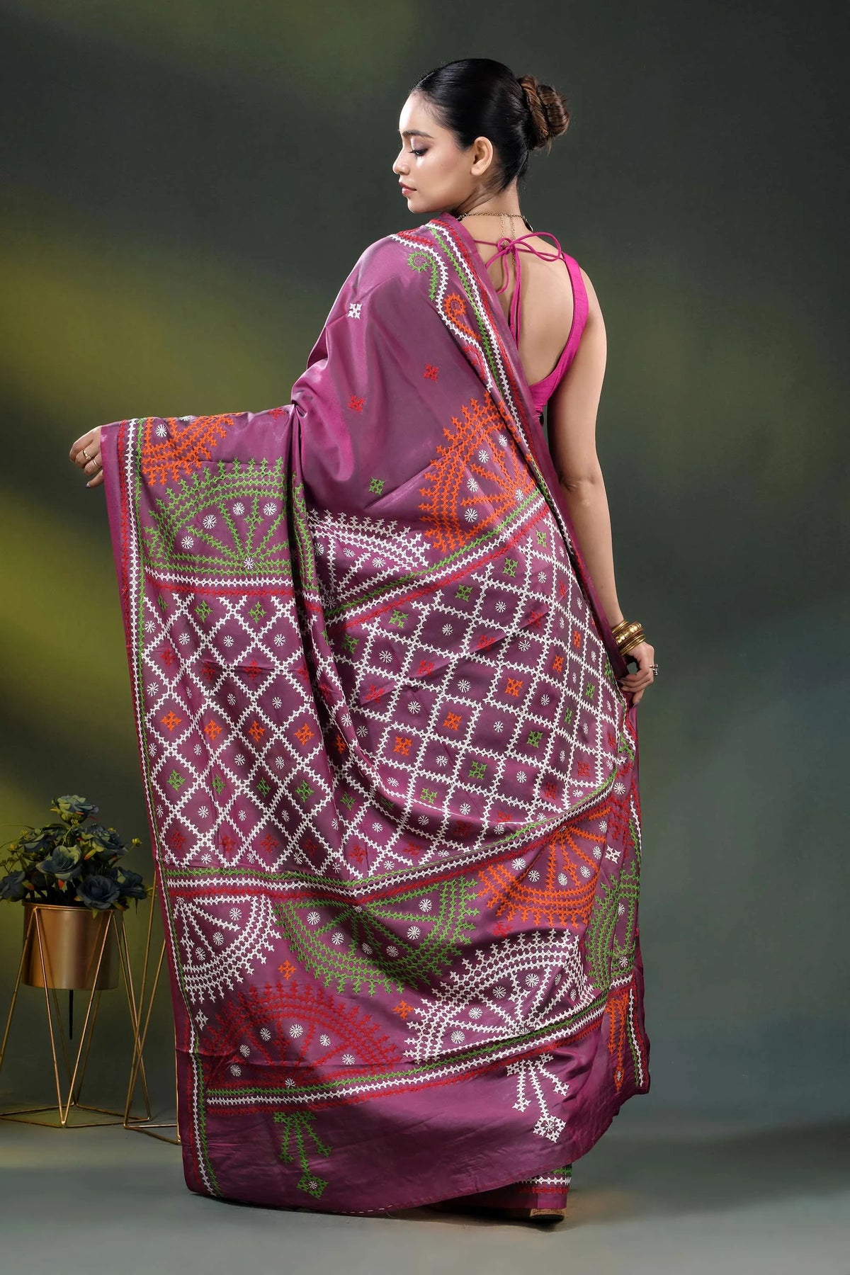 Mauve kutch embroidery silk saree with handcrafted geometric motifs 5