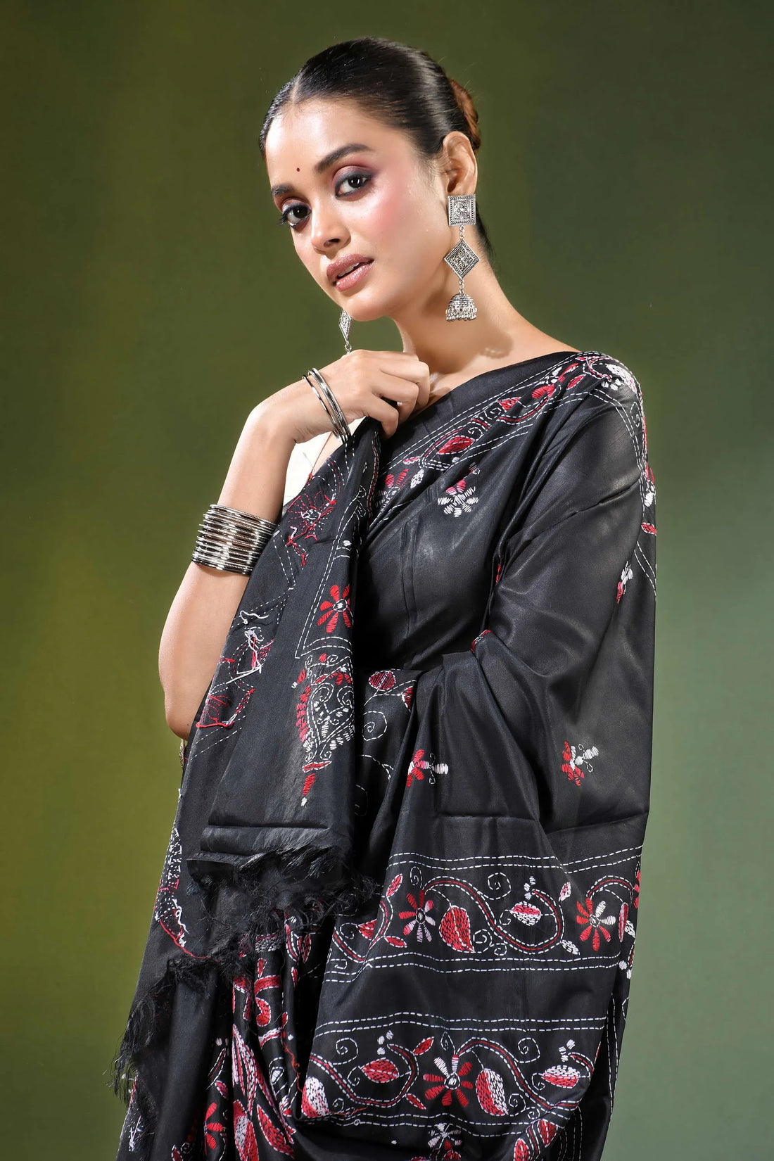 Metal black swan motif handcrafted silk kantha saree intricate red white 2