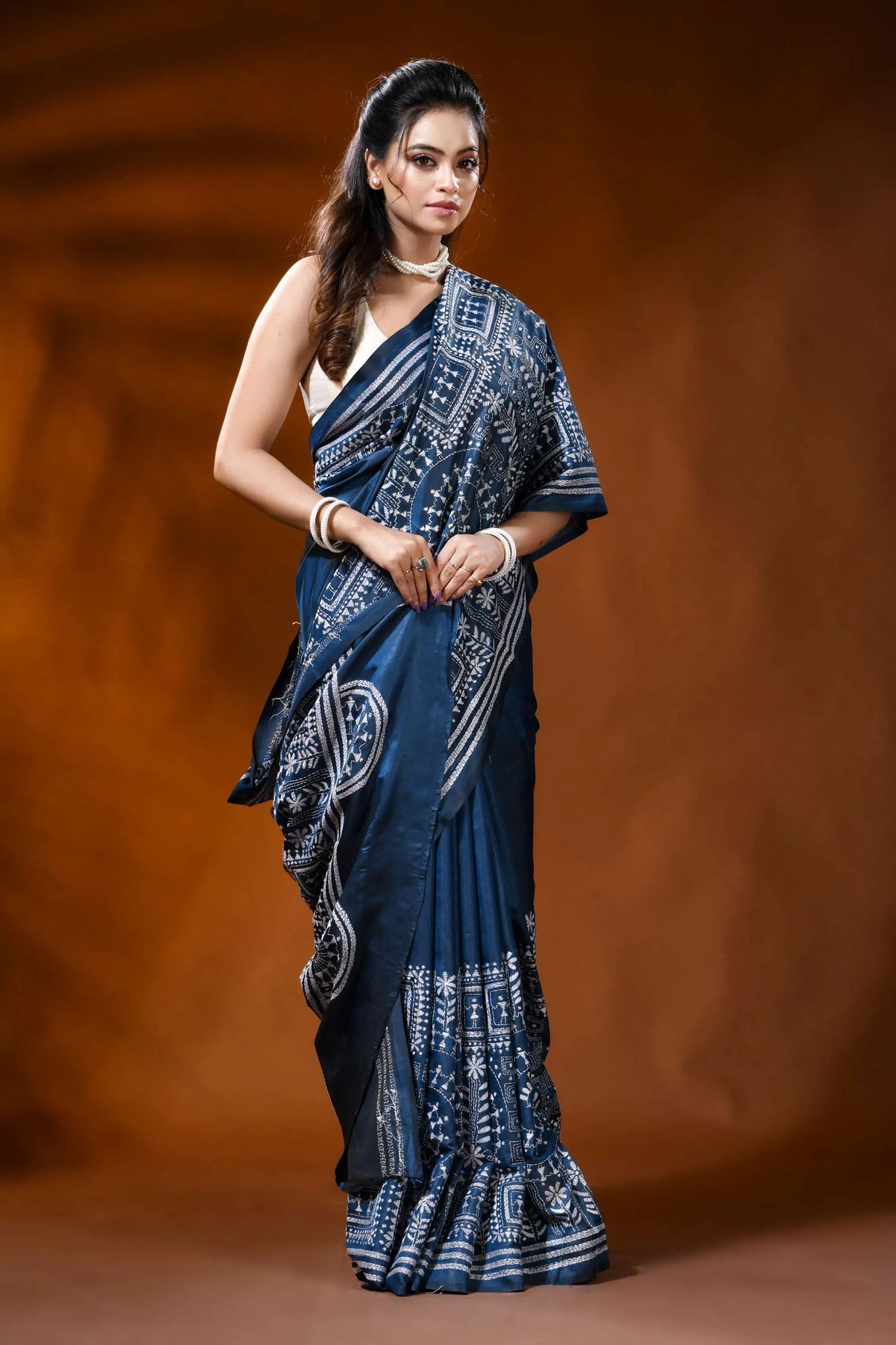 Navy blue handcrafted silk kantha saree with ethnic warli design 4