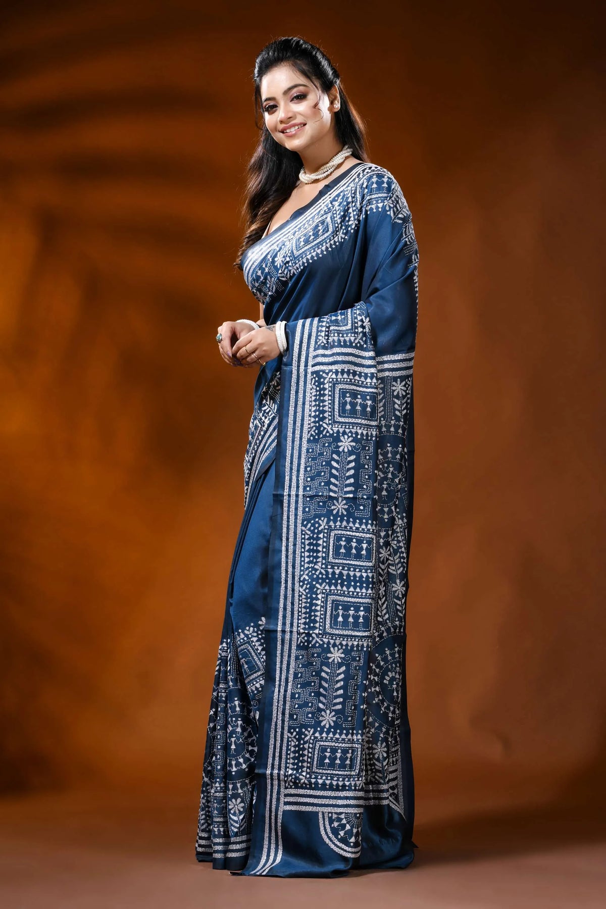 Navy blue handcrafted silk kantha saree with ethnic warli design 3
