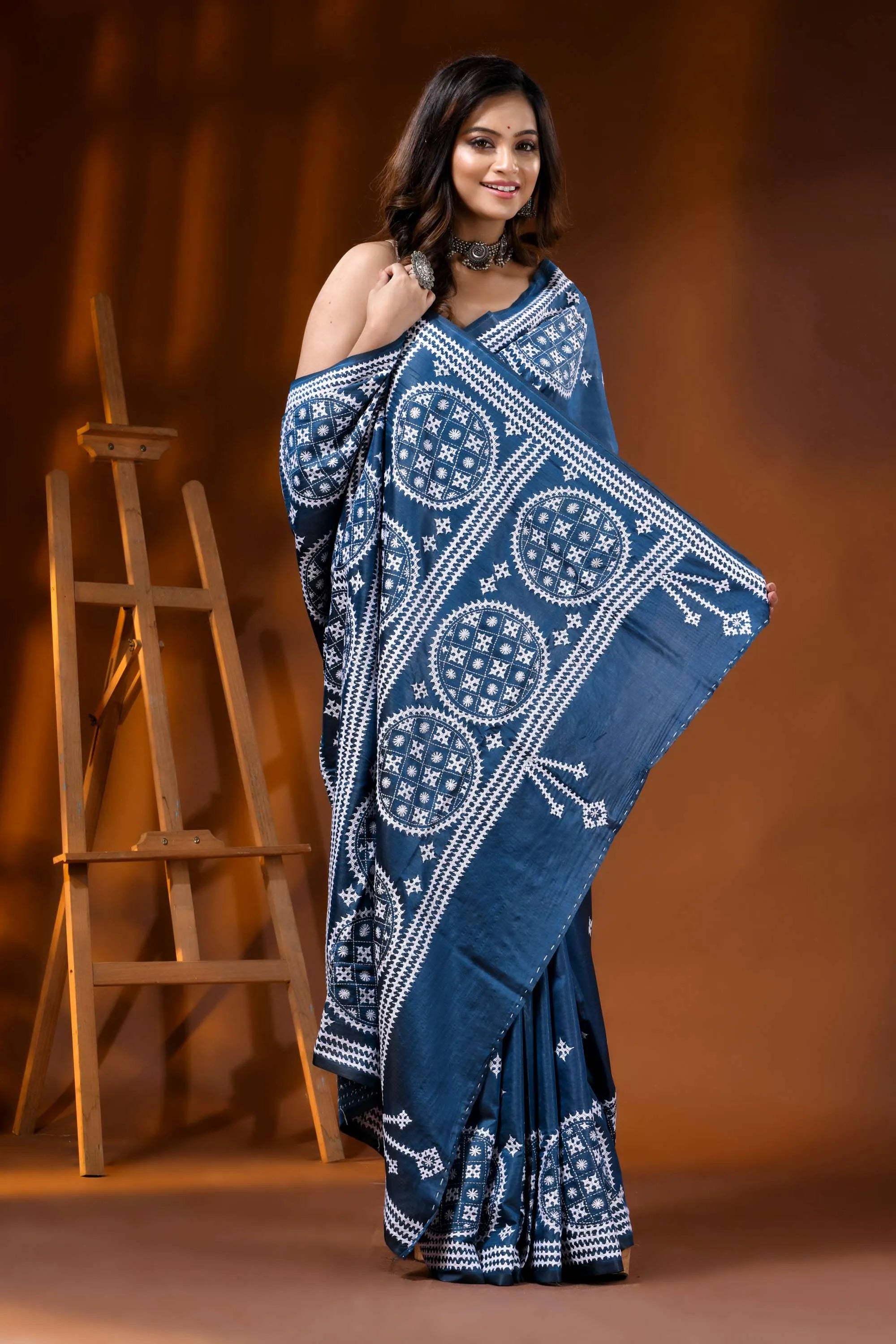 Navy blue silk kutch embroidered saree with ethnic motifs 6