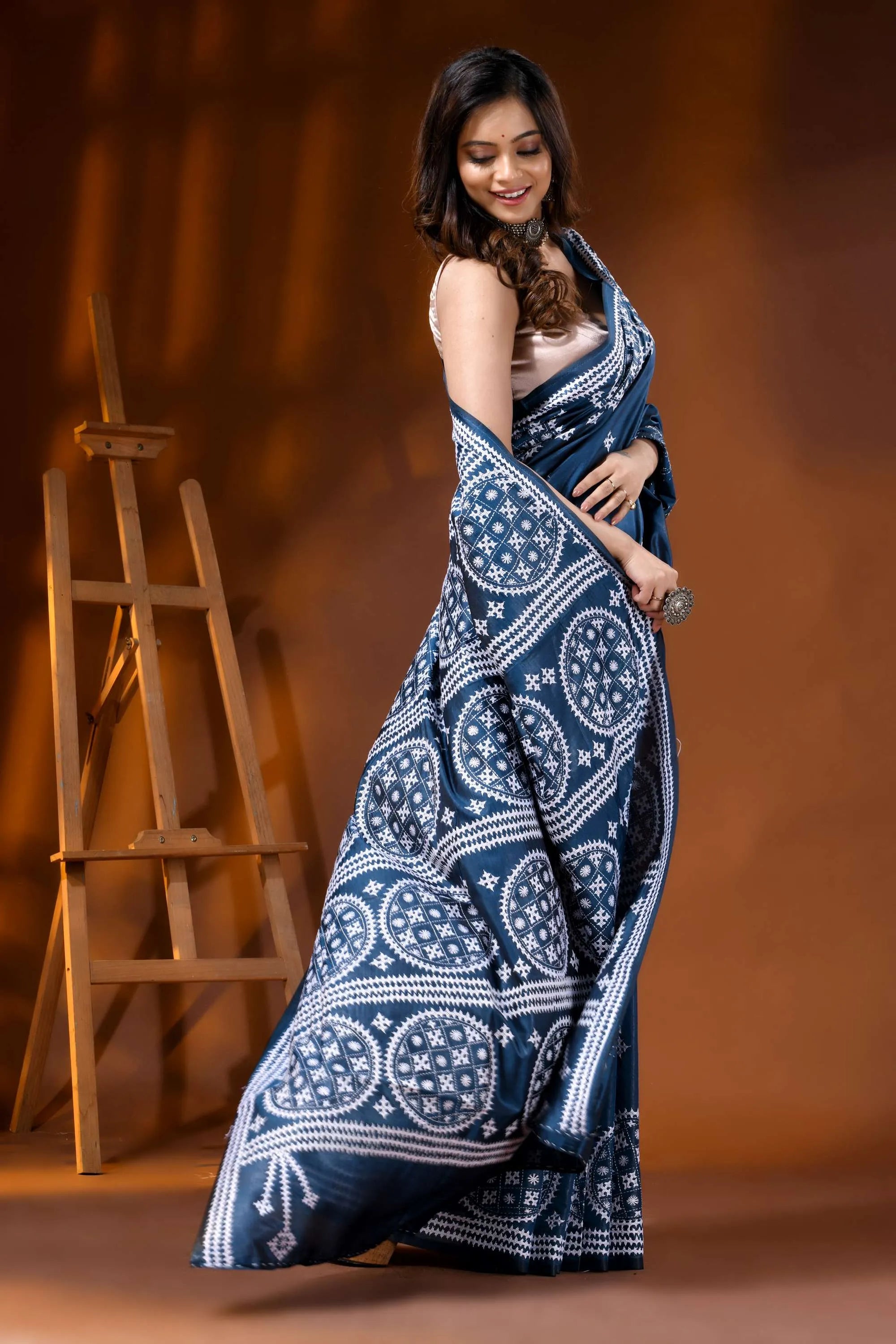 Navy blue silk kutch embroidered saree with ethnic motifs 7