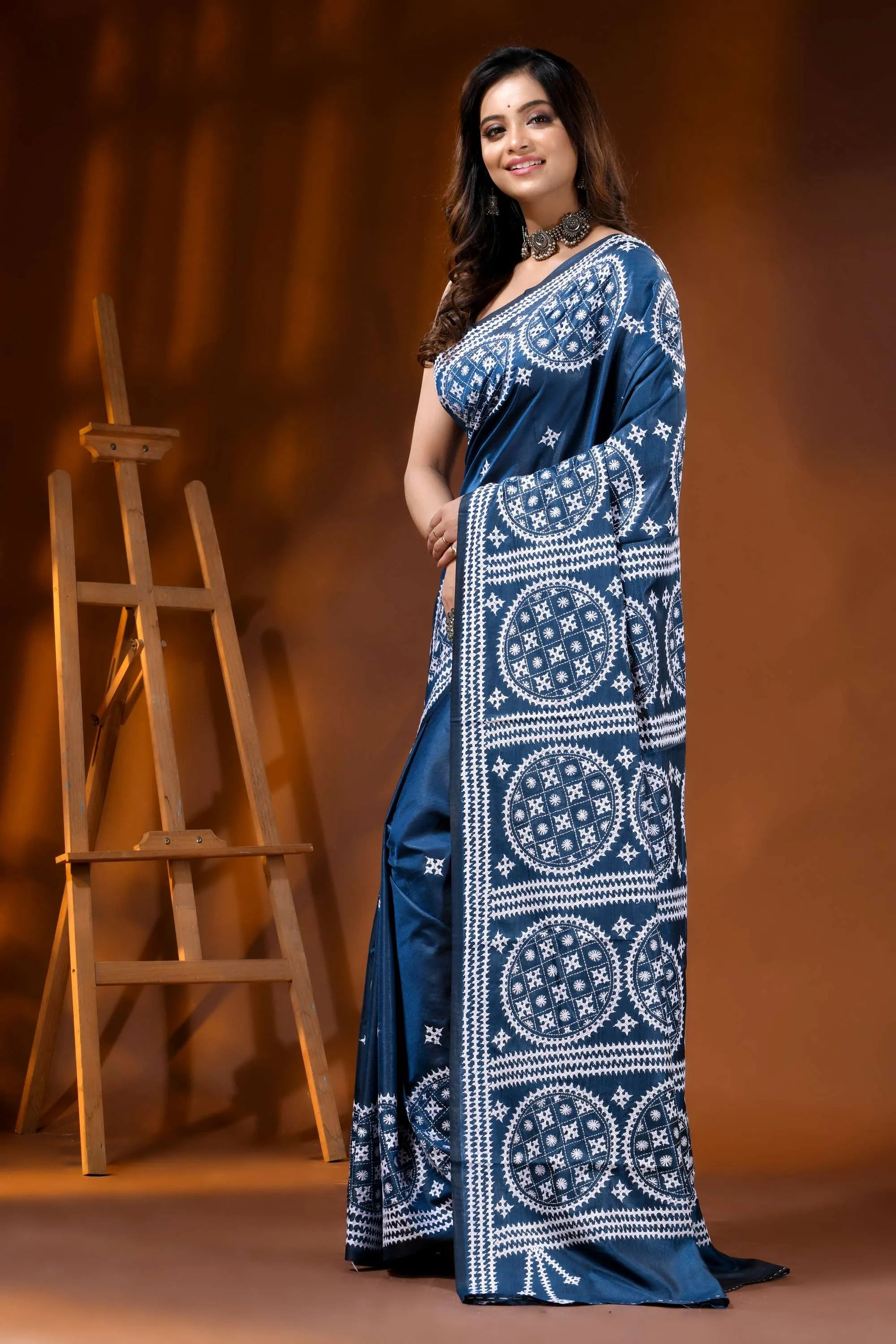 Navy blue silk kutch embroidered saree with ethnic motifs 4