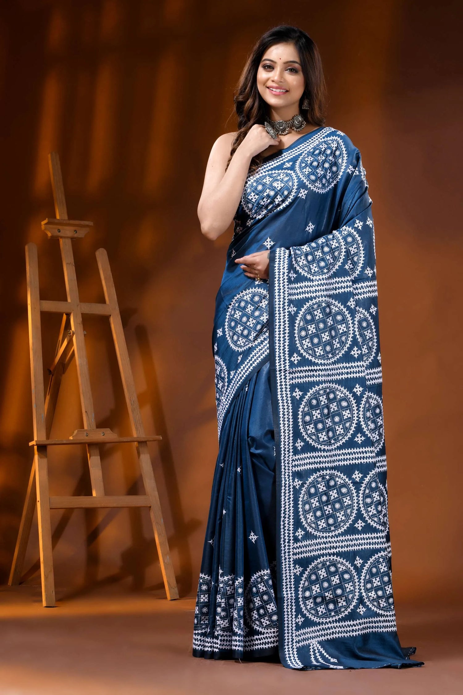 Navy blue silk kutch embroidered saree with ethnic motifs 3