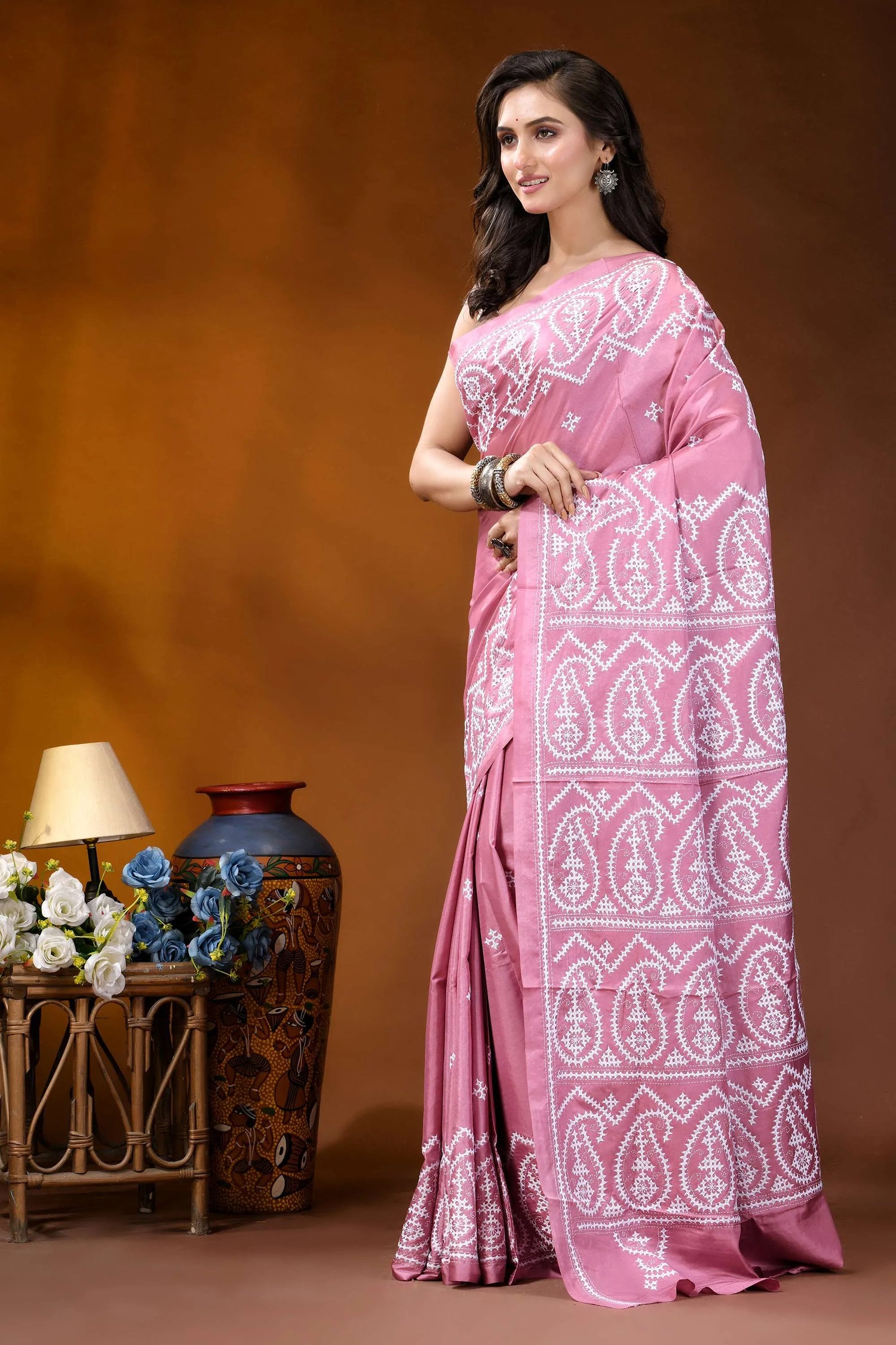 Onion pink paisley motif handcrafted gujrati stitch silk saree pink saree intricate white paisley 3