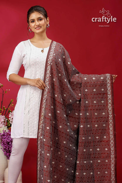 Persian plum &amp; white kantha embroidery silk dupatta white lace kurta maroon dupatta 3