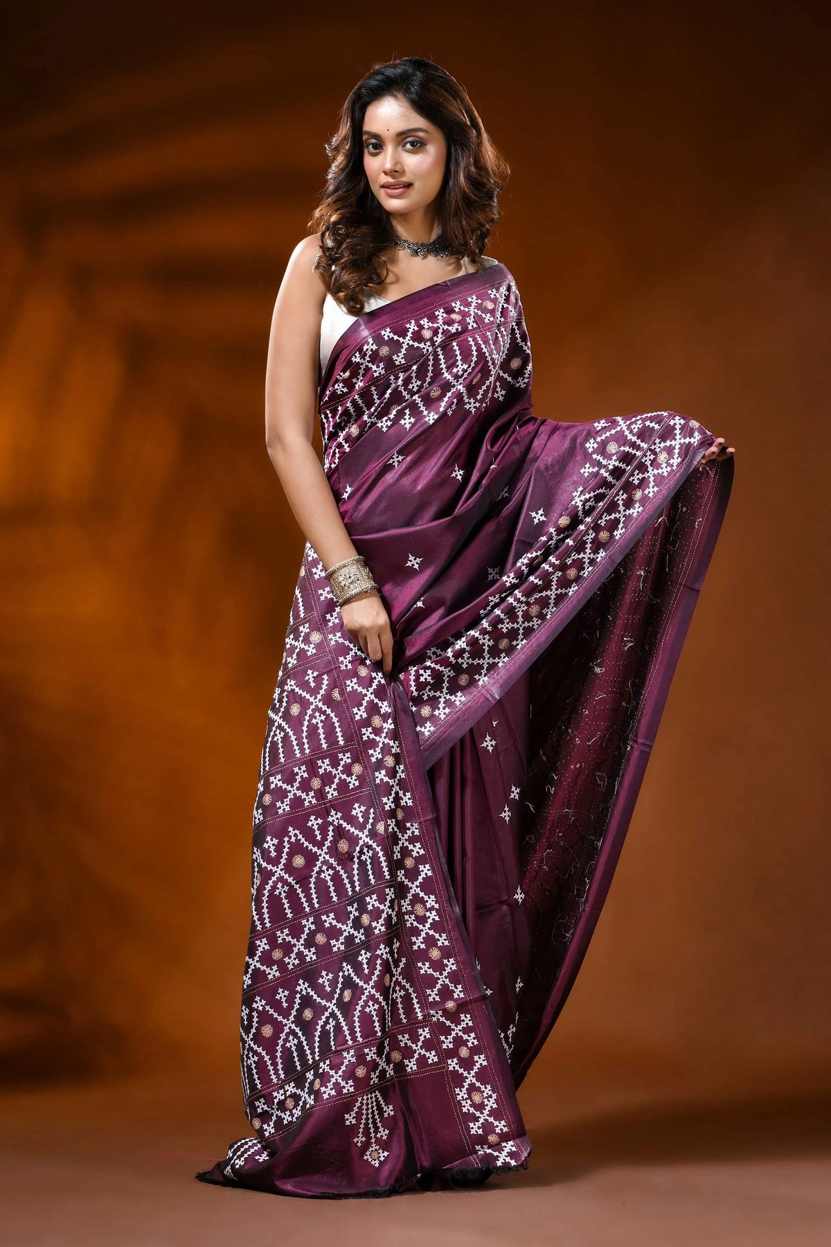 Plum silk gujarati stitch saree with hand embroidered ethnic design 4