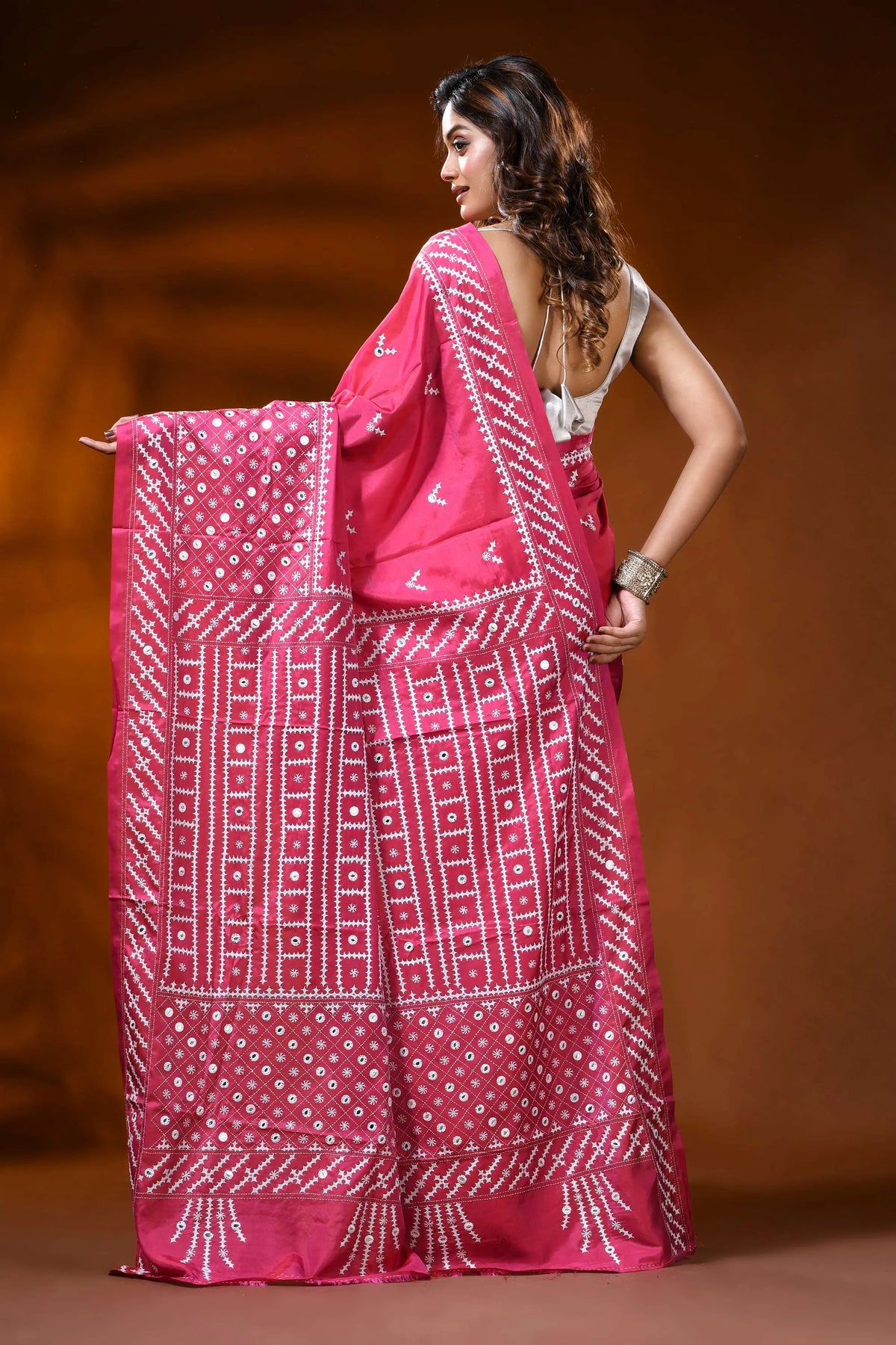 Rani pink silk gujarati stitch saree with mirror work geometric design 5