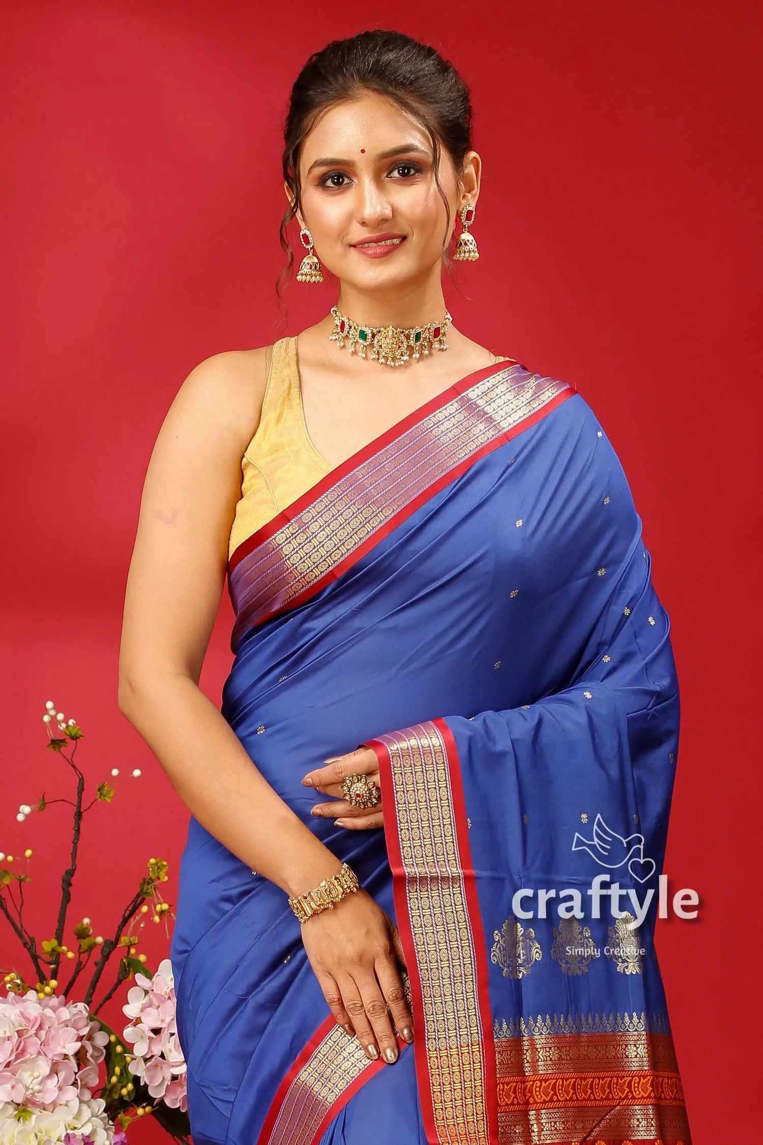 Resolution blue bomkai silk saree with zari border - partywear woman blue saree gold jewelry 2