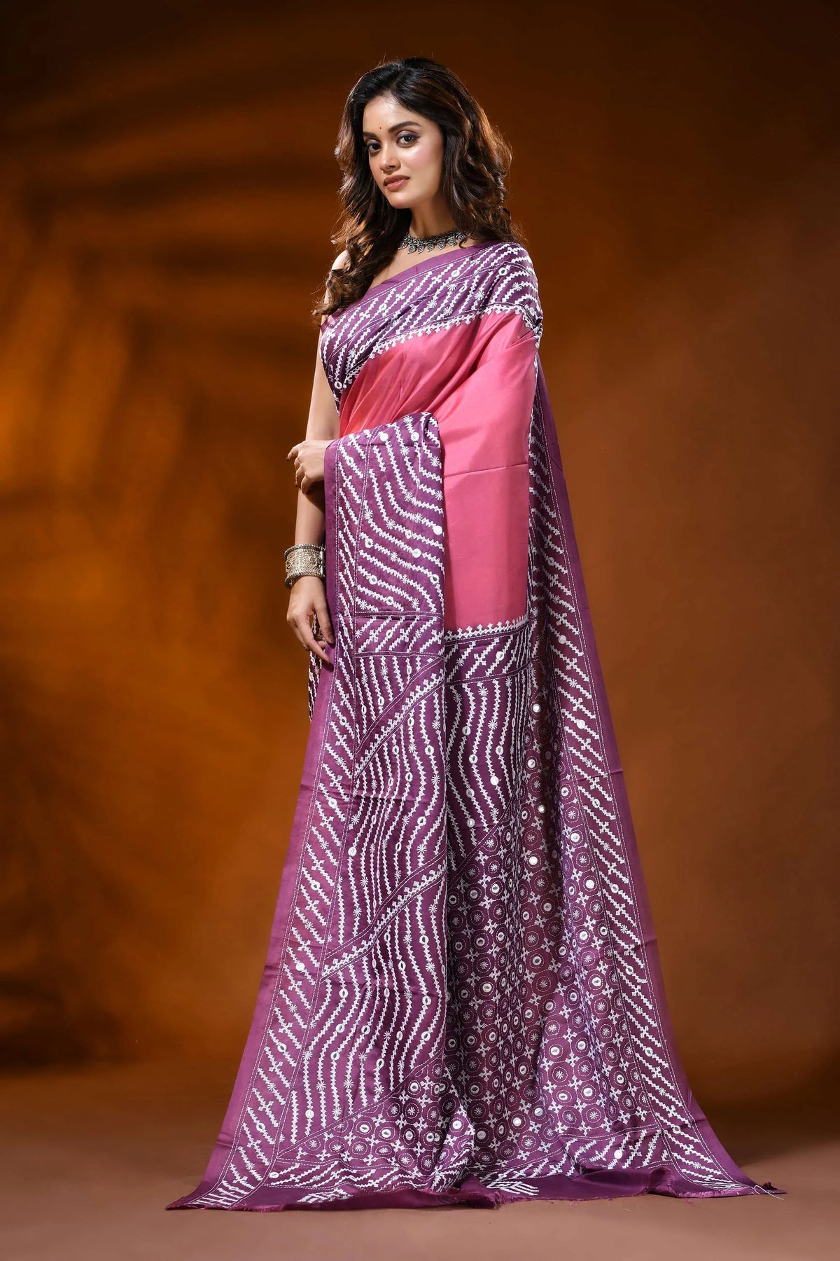 Rose wine dyed kutch work silk saree with mirror detailing ethnic design 3