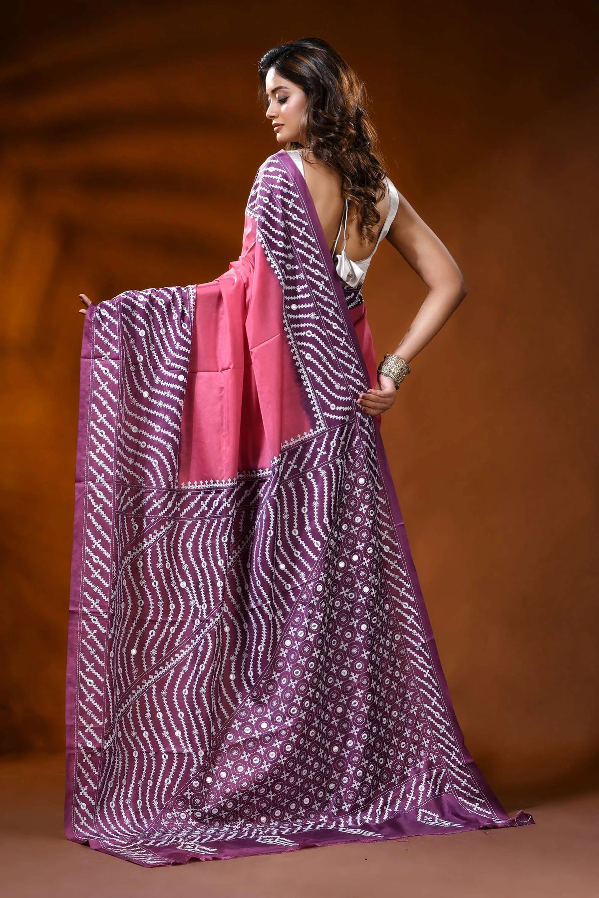 Rose wine dyed kutch work silk saree with mirror detailing ethnic design 5