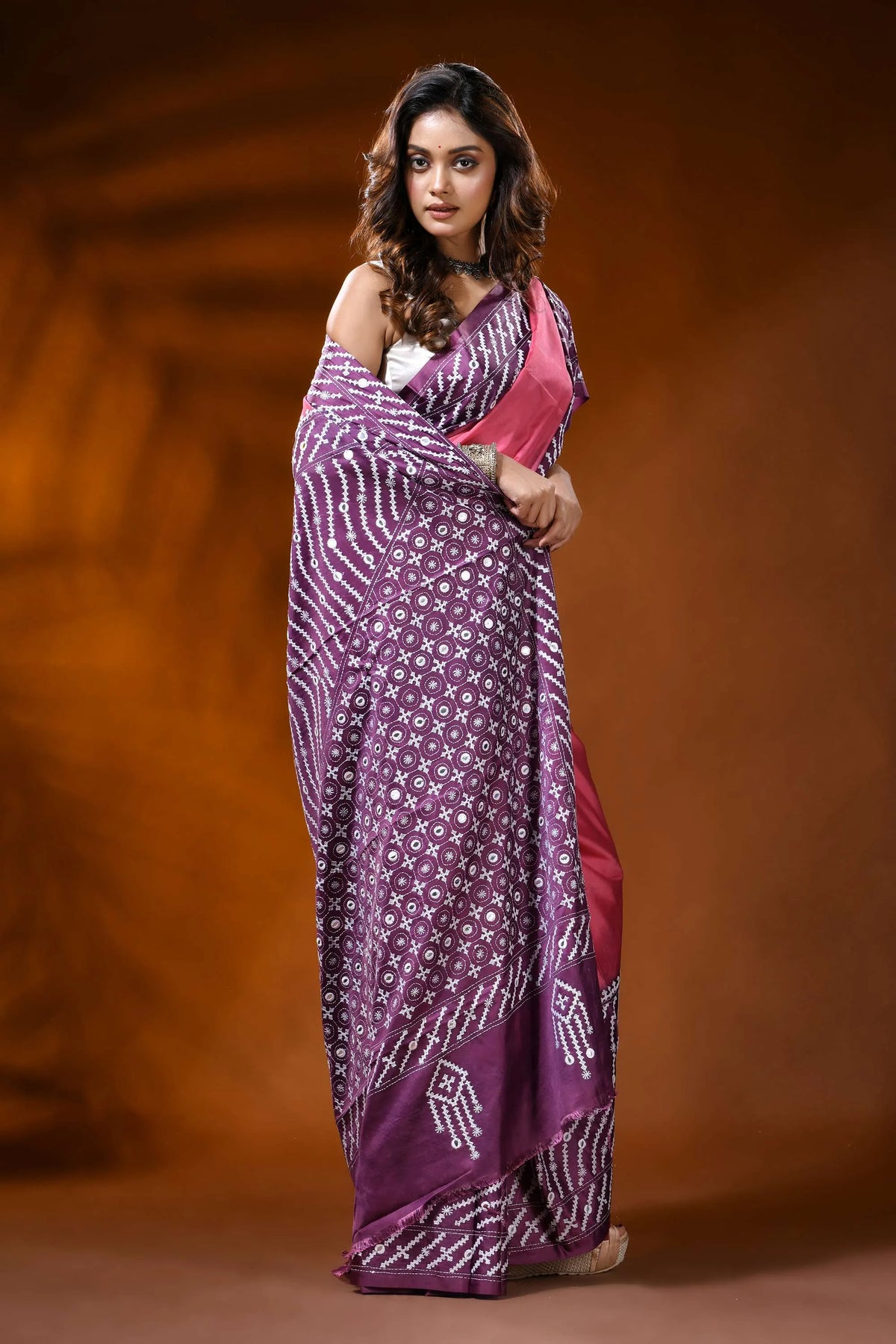 Rose wine dyed kutch work silk saree with mirror detailing ethnic design 7