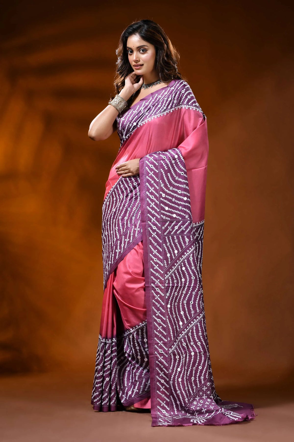 Rose wine dyed kutch work silk saree with mirror detailing ethnic design 6