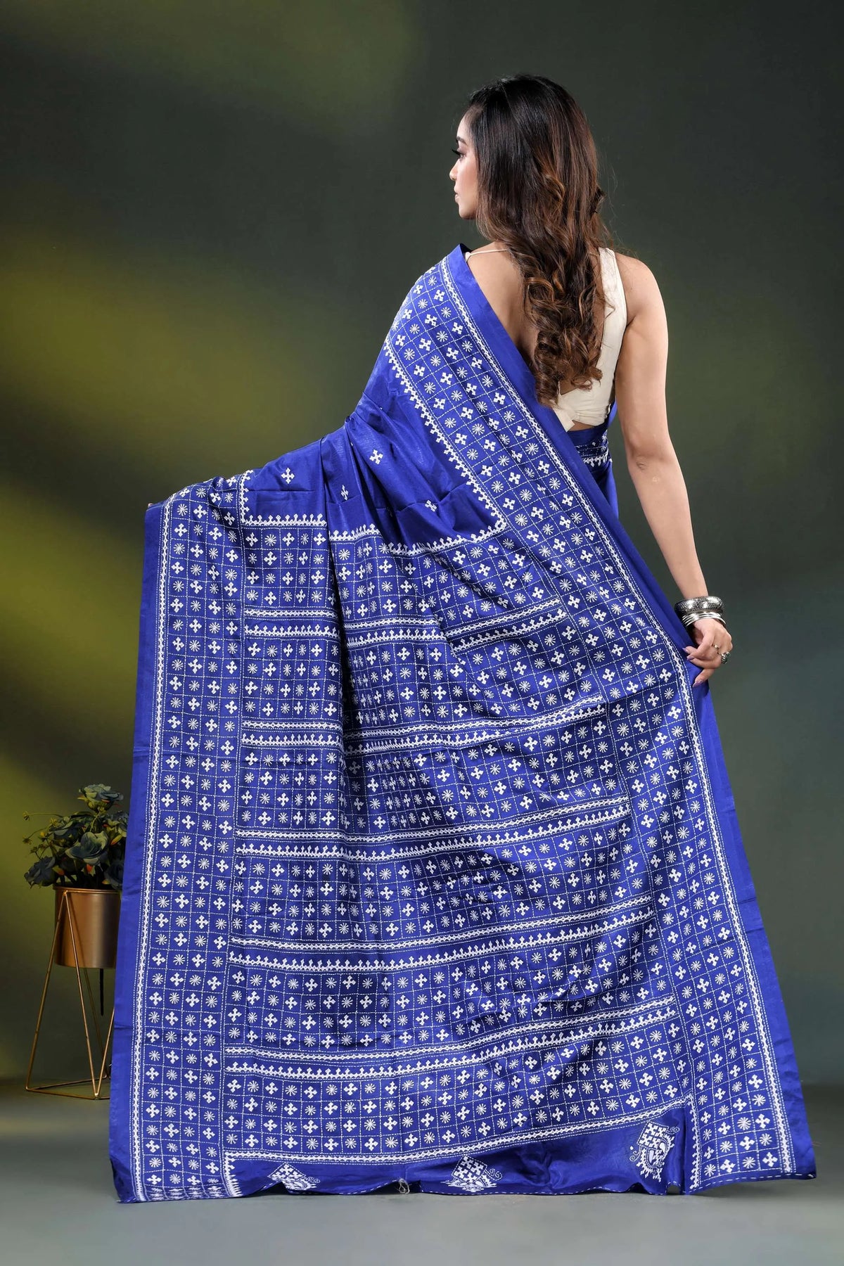 Royal blue silk gujarati stitch saree with handcrafted ethnic design 5