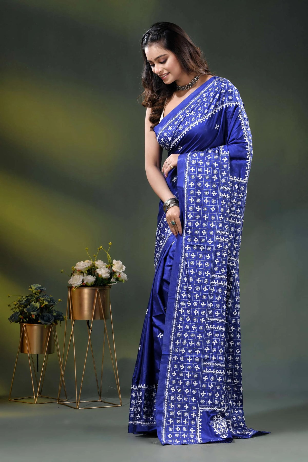 Royal blue silk gujarati stitch saree with handcrafted ethnic design 3