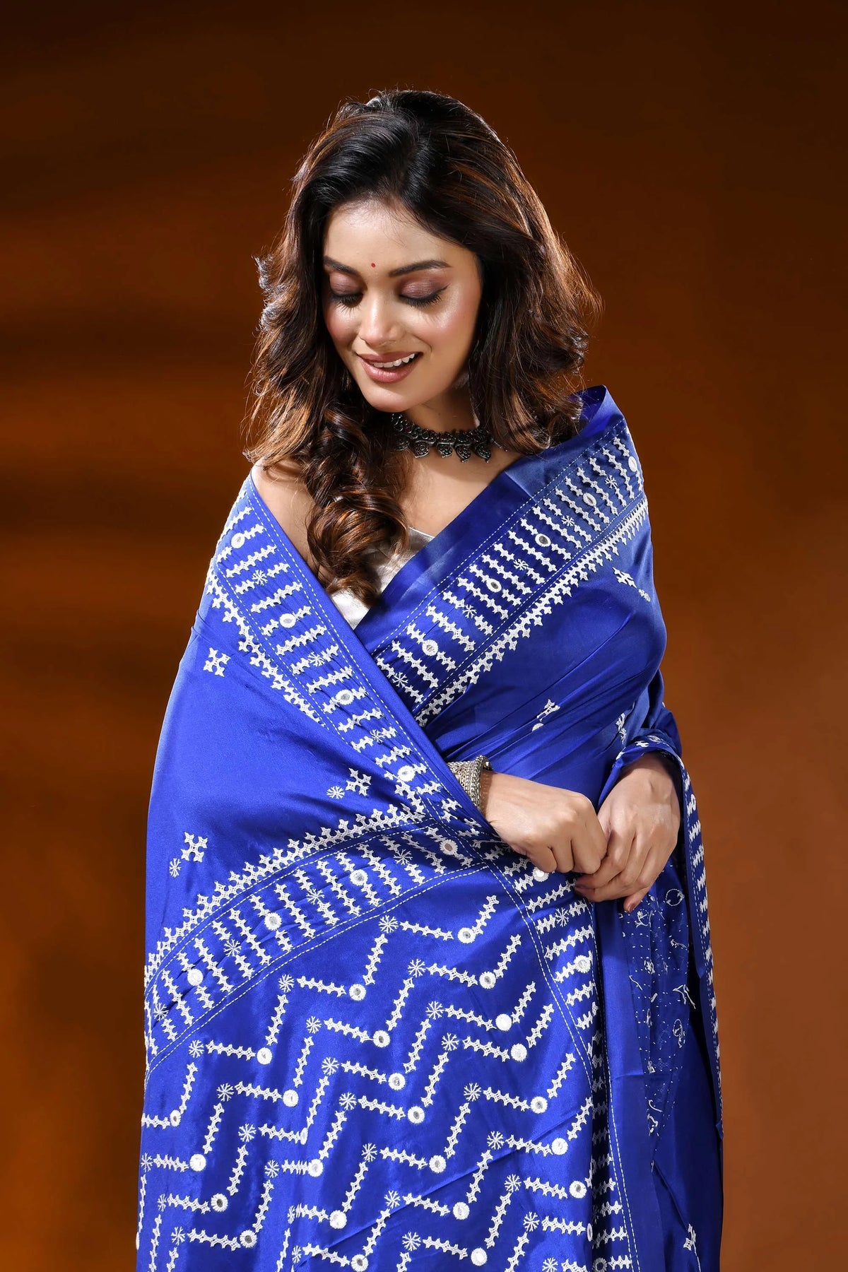 Royal blue silk gujrati stitch saree with chevron design mirror work 2