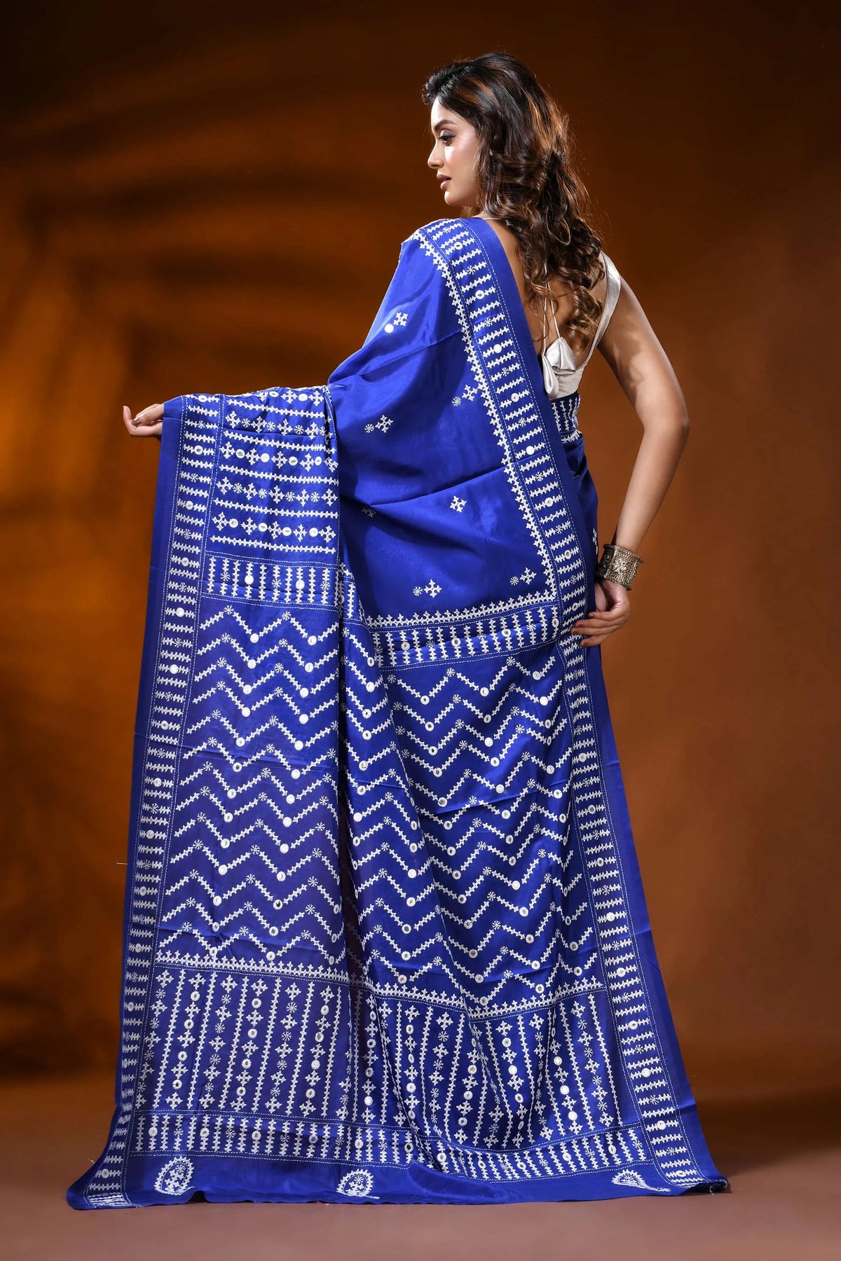 Royal blue silk gujrati stitch saree with chevron design mirror work 5
