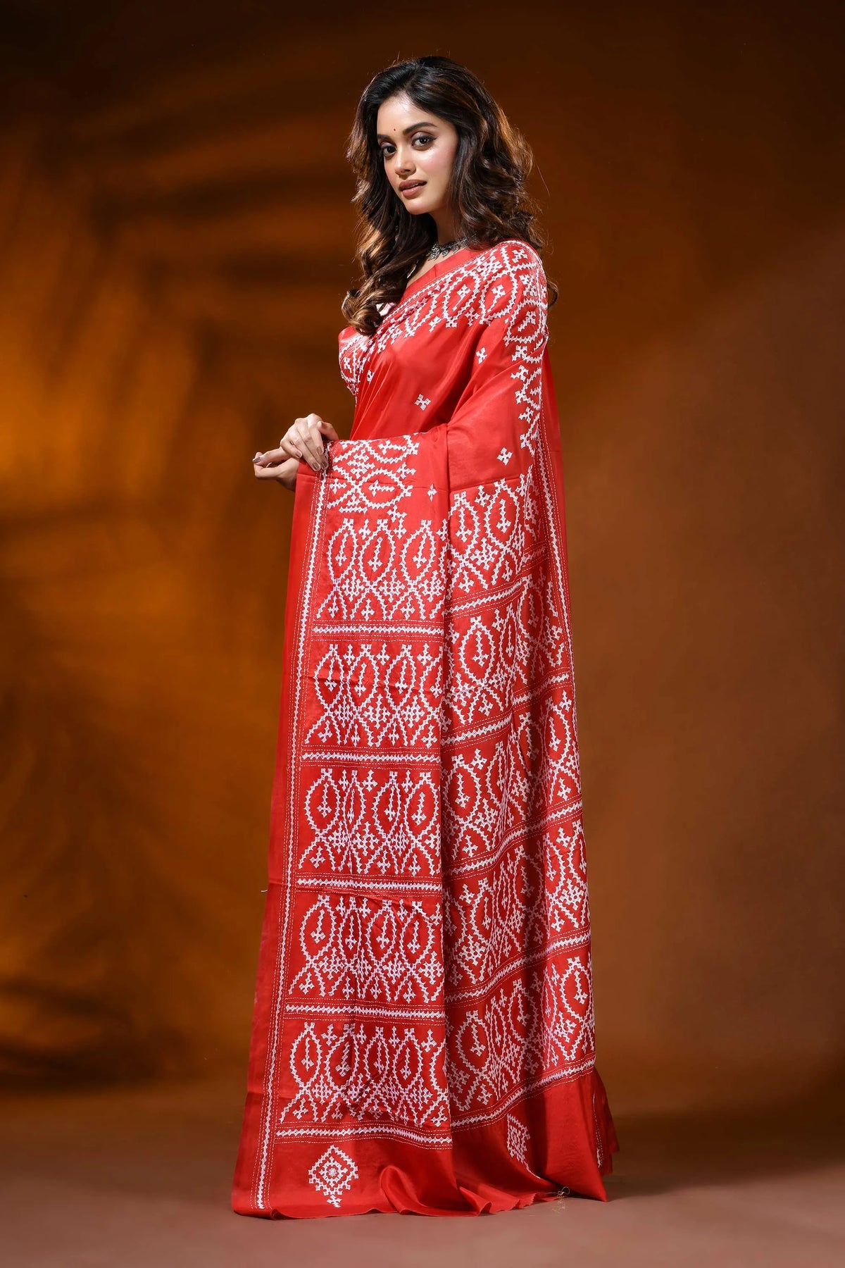 Scarlet red kutch work saree in silk with hand embroidered ethnic motif 3
