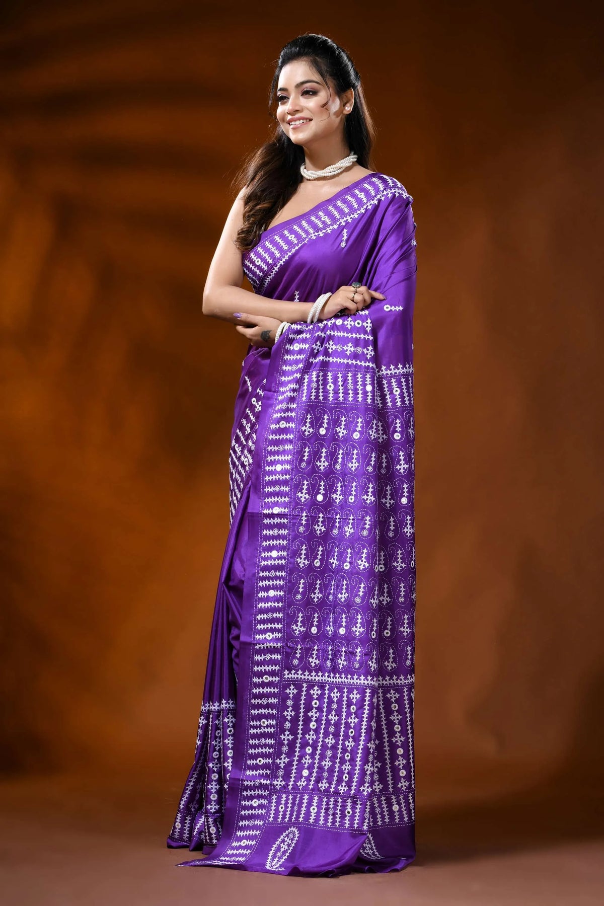 Violet purple silk gujarati stitch saree with paisley motif - mirror work 3