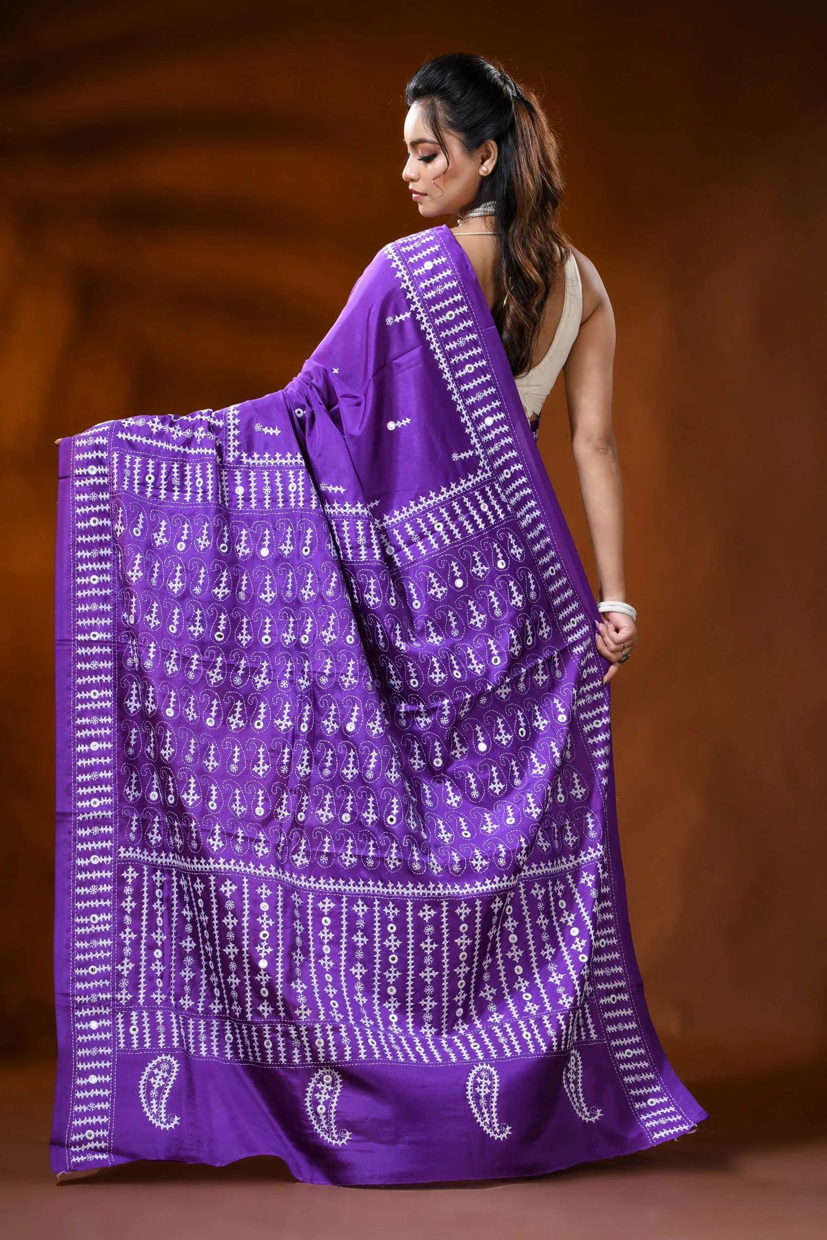 Violet purple silk gujarati stitch saree with paisley motif - mirror work 5