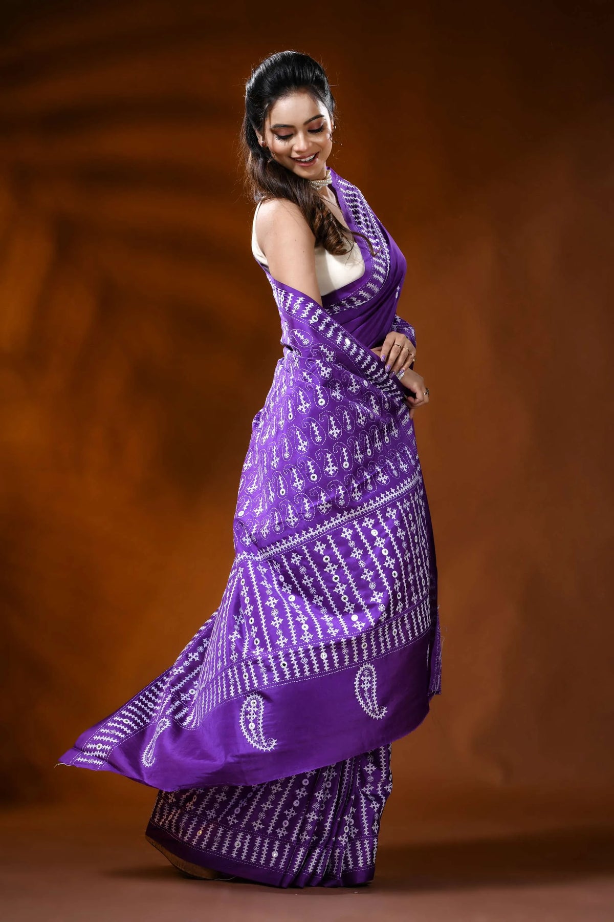 Violet purple silk gujarati stitch saree with paisley motif - mirror work 4