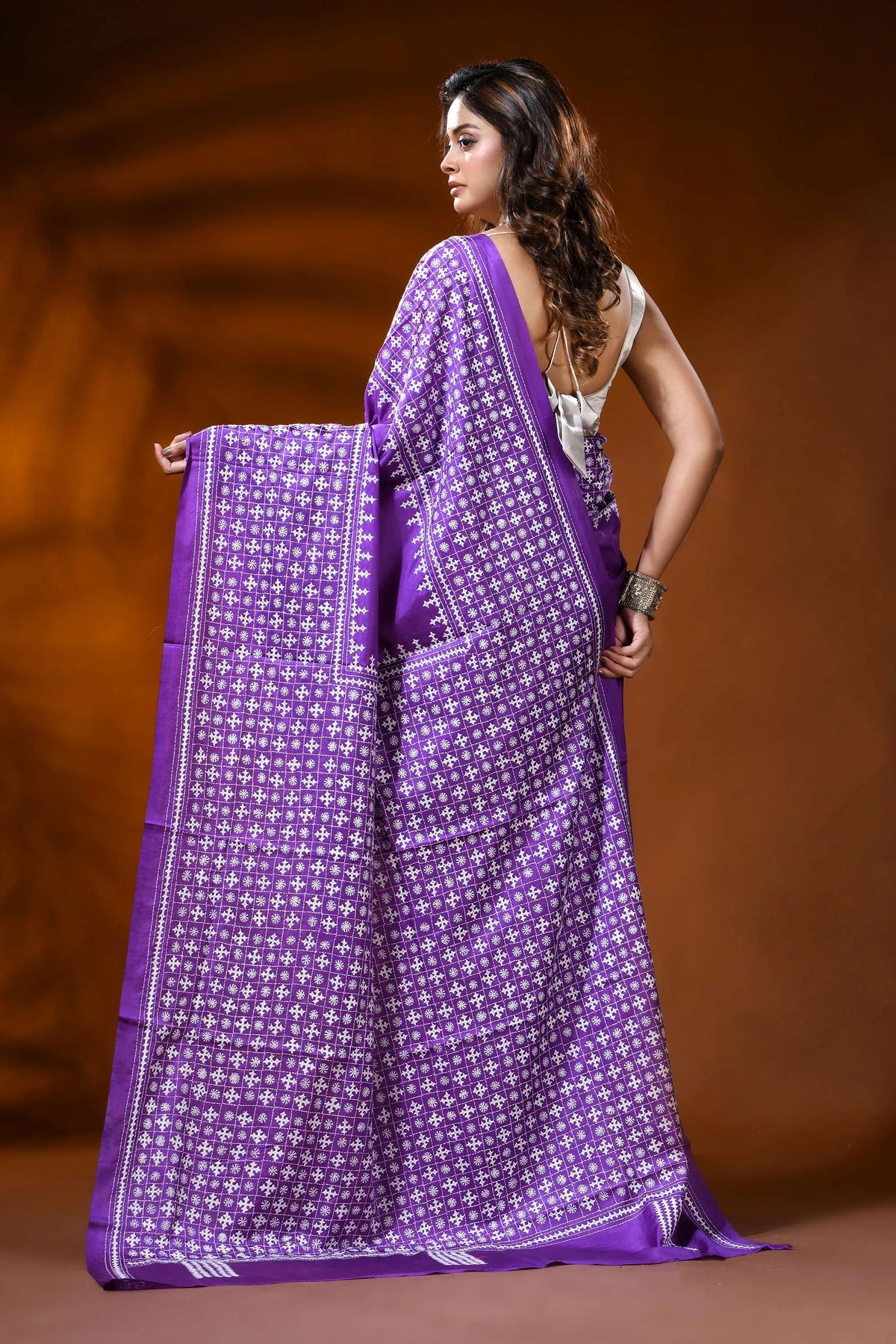 Violet silk kutch embroidery saree with handmade geometric design 5