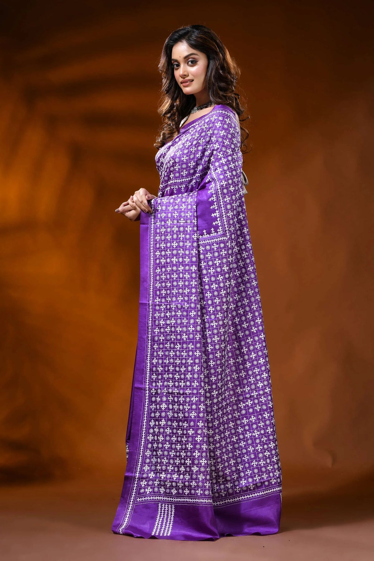 Violet silk kutch embroidery saree with handmade geometric design 3